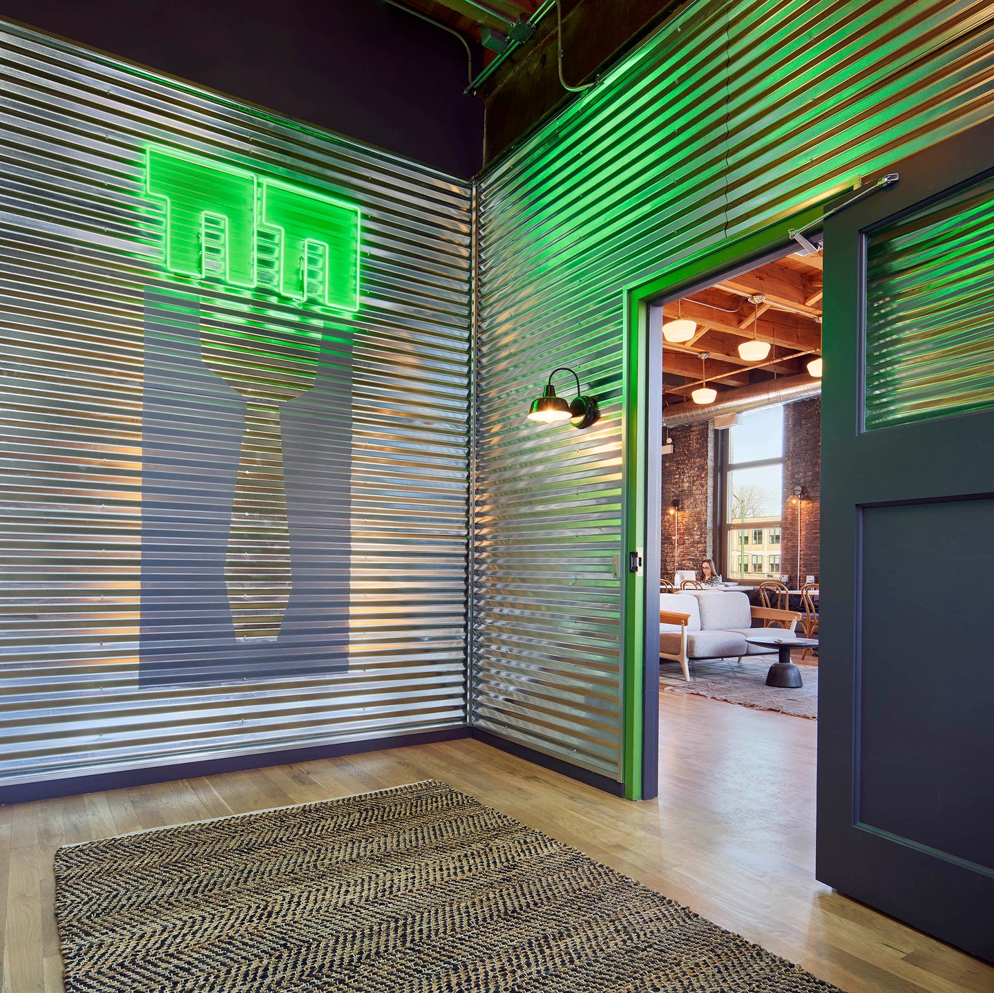 Over the years, the Kuchar team has come up with some creative ways to show client# signage. One of my favorites is this design for Farmer's Fridge at their entry. We mixed media and concepts- blending urban and farm #materials with corrugated metal, paint and #neon.
#cooloffice #officedesign #deisgnedbykuchar #chicagointeriordesigner
📸 Christopher Barrett Photography