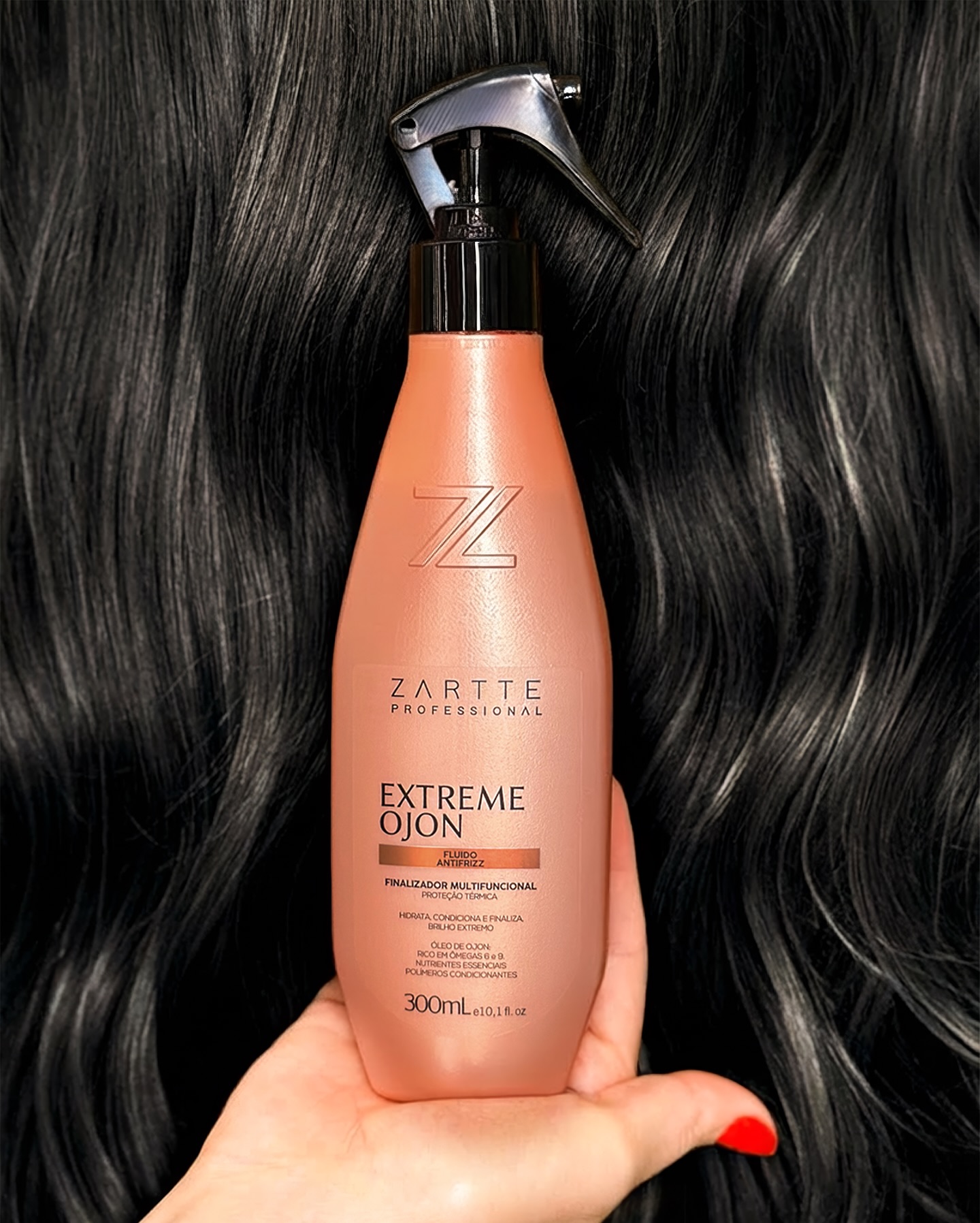 Depois do tratamento, o acabamento faz toda a diferença.
O Fluido Antifrizz Ojon ajuda a controlar o frizz, alinhar os fios e manter o brilho, sem pesar no cabelo.
Ele finaliza o tratamento, protege o fio das agressões do dia a dia e prolonga o efeito de maciez e alinhamento.
Resultado bonito não é só tratamento.
É finalização inteligente.