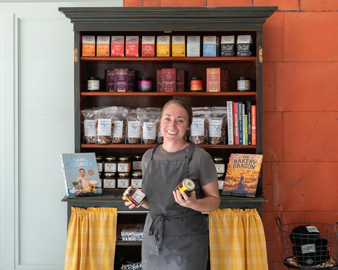 This week marks one year of Lisa at the bakery! 👩🏼🍳✨
From the counter to the bakery, and now crafting some truly delicious soups, her intuition and care for this place have helped shape the strong team we’re so proud of today. We’re so thankful to celebrate this milestone with her. 🥖
If you see her this week, be sure to share a little love, she’s a big part of what makes Mackenzies so cozy! ☕️
#mackenziesbakery #oneyear #congrats #bakedwithlove #comfortfood