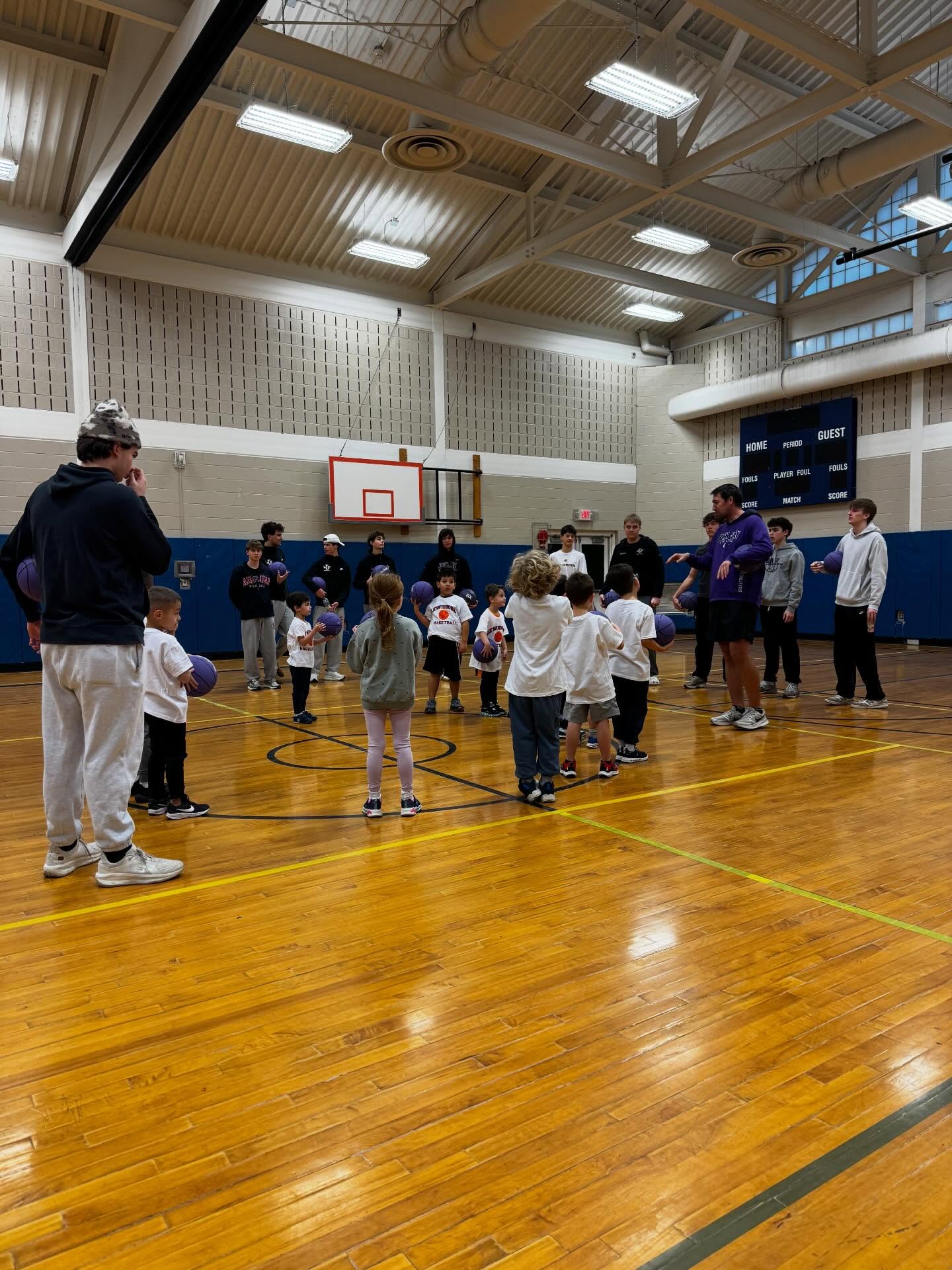 Our youngest athletes started our Saturday off at LES with Kindergarten Basketball (led by Tyler Sayre and the JJ Varsity team) and Pre-K Basketball at IMES with @a1athleticsny. Our tiny players learned about dribbling & shooting, got their own basketball & Lewisboro t-shirt, and were super cute, enthusiastic learners. It’s always a good time with our Pre-K and Kindergarten players!