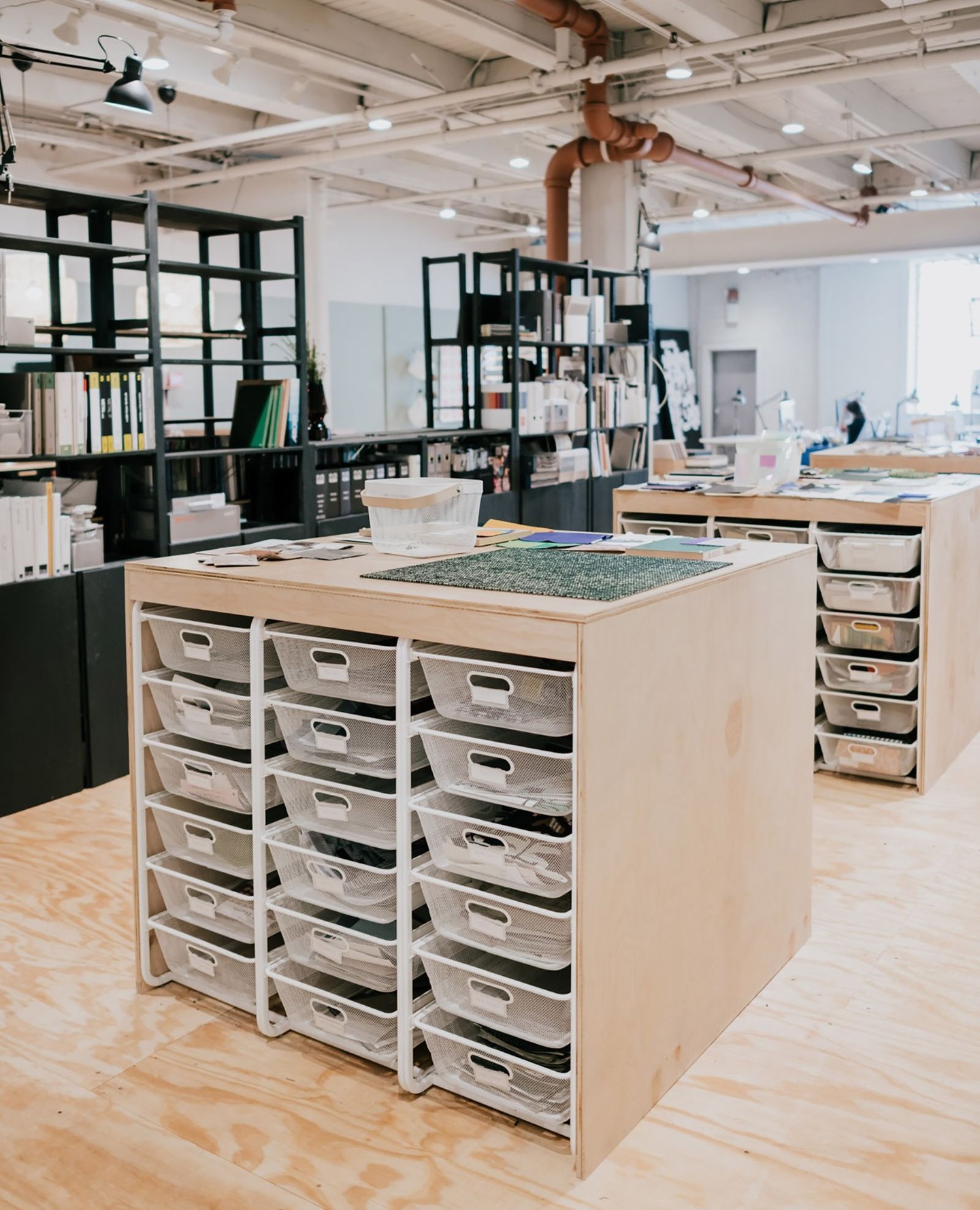 Moving from a WeWork to our own #office meant we finally had space for a #designlibrary! Because I was still in #startup and #bootstrapping mode, I built most of this library out of #Ikea storage. Shocking it did not hold up as long as we needed 😂 but it provided the space we needed in the short term!
#10yearanniversary #officedesign #designedbykuchar #kucharinteriors