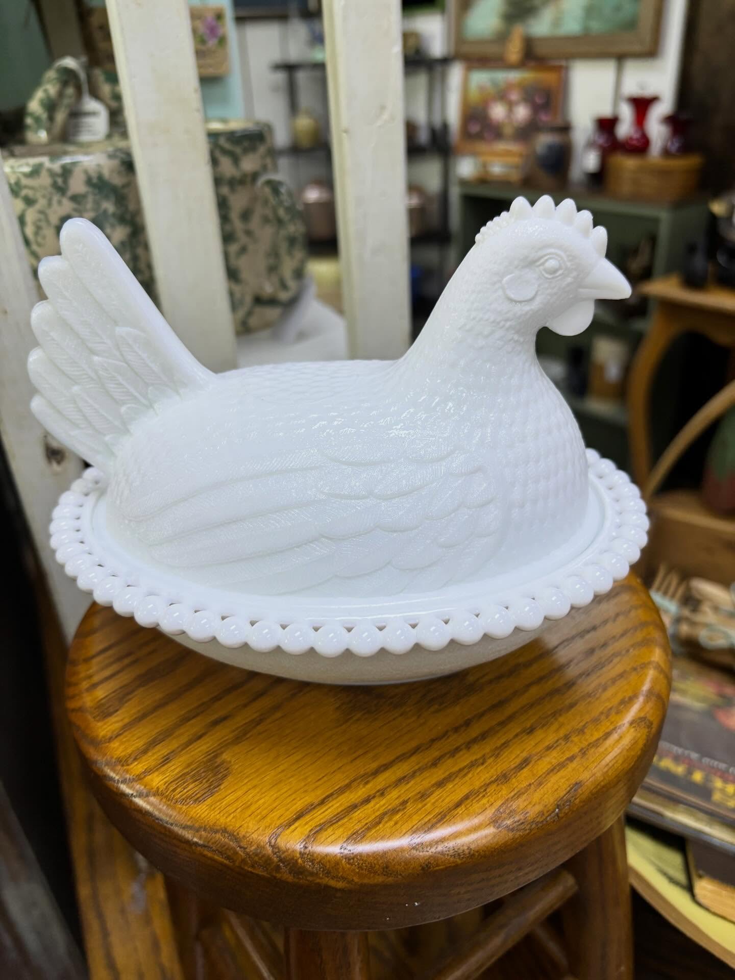 A little warm weather on this January day! Perfect for restocking my booths! These items have been added to my booth at Mustard Seed Mercantile! #junkismylife #vintagedecortour #welcomehomevintagetour #henonanest #milkglass