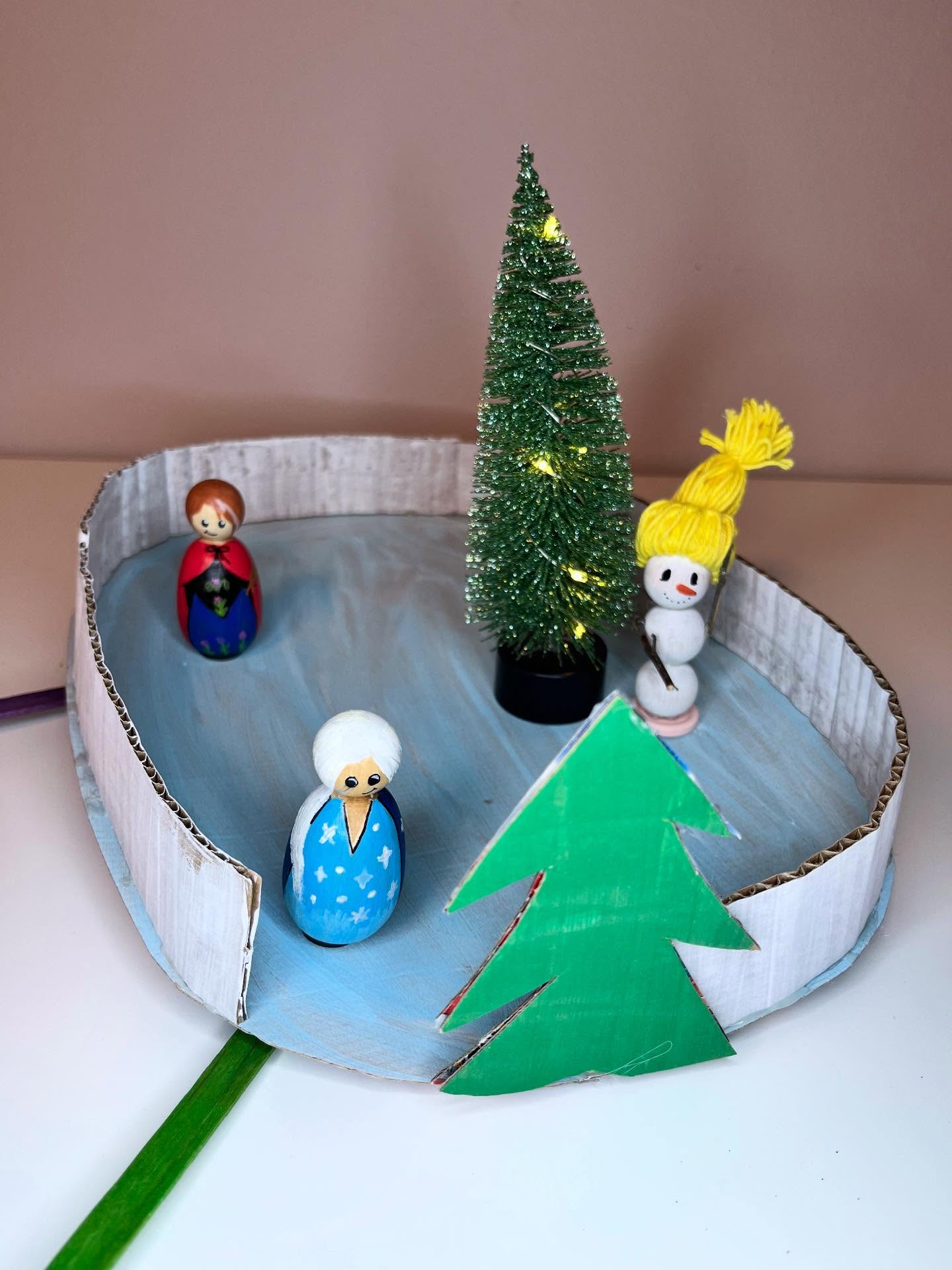 🇬🇧On Ice with Anna and Elsa ❄️
For the very first time, we went to see Disney on Ice (@disneyonice) in Stockholm.
The kids loved it — and so did we!✨
When we got home, I spotted a wonderful DIY ice rink idea from @mysmartchildren… and of course, it instantly clicked!
I made two little peg dolls, Anna and Elsa, with magnets fixed under the doll.
Then Minusculette helped me paint the rink, the border, and the little fir tree for the entrance (@panduroofficial ).
Once everything was dry, we cut out, assembled, and glued (@cleopatre_collesetcouleurs )all the pieces together to build our cardboard ice rink.
And to make sure Anna and Elsa could really skate, we glued two magnets to the ends of two wooden sticks.
A simple, magical and wonderful idea to make with your family. 💙
So… will you make your own enchanted ice rink at home?
—
🇫🇷 Sur la glace avec Anna et Elsa ❄️
Pour la première fois, nous sommes allés voir Disney on Ice (@disneyonice ) à Stockholm. Les enfants ont adoré… et nous aussi ! ✨
En rentrant, j’ai vu une superbe idée de patinoire DIY chez @mysmartchildren … alors évidemment, ça a fait tilt !
J’ai réalisé deux petites peg dolls d’Anna et Elsa, avec un aimant dessous.
Minusculette m’a ensuite aidée à peindre la patinoire, la bordure et le sapin pour l’entrée (@panduroofficial ).
Une fois la peinture sèche, on a découpé, assemblé et collé (@cleopatre_collesetcouleurs ) les différents éléments pour fabriquer notre patinoire en carton.
Et pour que nos héroïnes puissent vraiment patiner, on a fixé deux aimants au bout de deux abaisse-langues en bois.
Une idée simple, magique et pleine de complicité à réaliser en famille 💙
Alors, vous vous laissez tenter par une patinoire enchantée à la maison ?
—
Kids Activity | Creative Play | Disney On Ice | Craft for Kids | Winter Craft | Recycled Play | Cardboard Craft | Upcycled DIY | DIY Patinoire | Loisirs Creatifs | Créations et Jeux pour Enfant | Pyssla med Barn | Barn Aktivitet | Vinterpyssel | Återbruk Idéer
—
#panduromyway #recyclemeplay #funbudgetplay #frozencrafts #inspireuswithyourplay