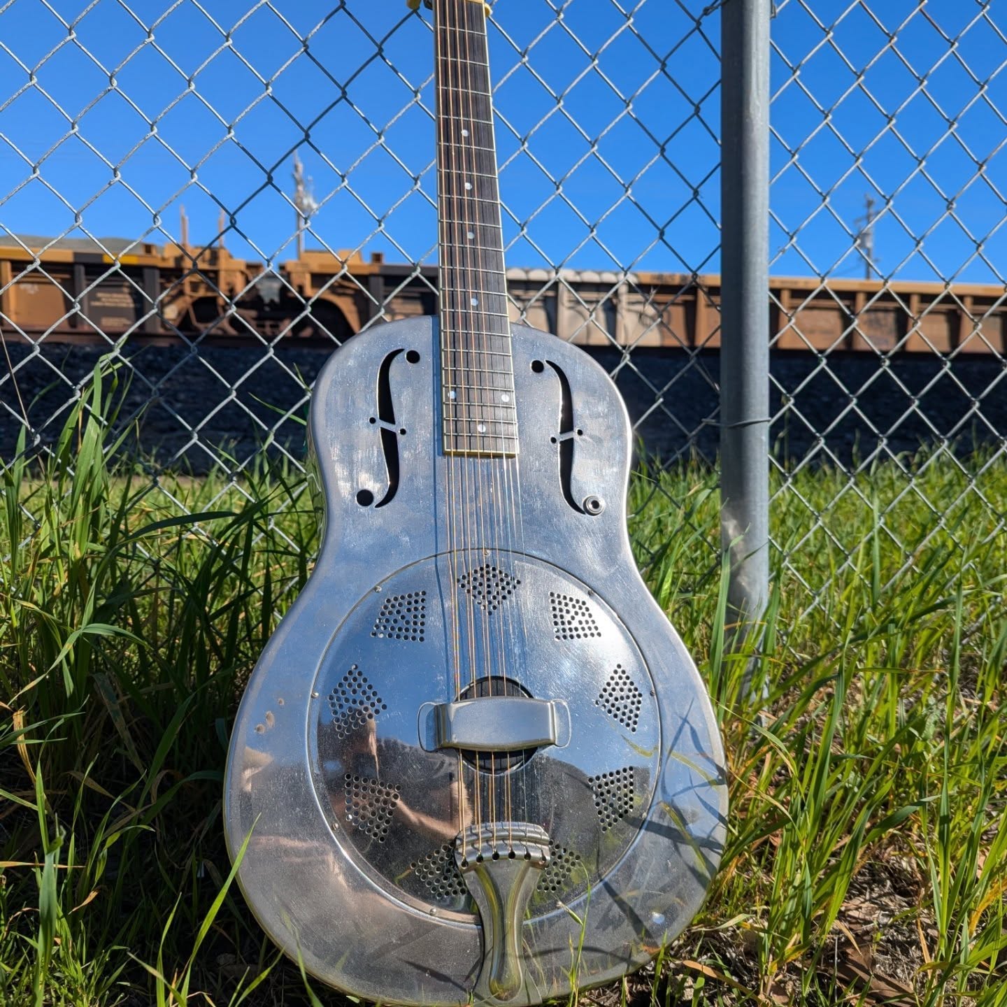 1930 Style O getting its final touches this Friday. New ebony fingerboard, bone nut and neck reset. Ready for another 100 years! @nationalguitars
#nationalguitars #resonatorguitars #style0 #dobroguitar #nationalresophonic