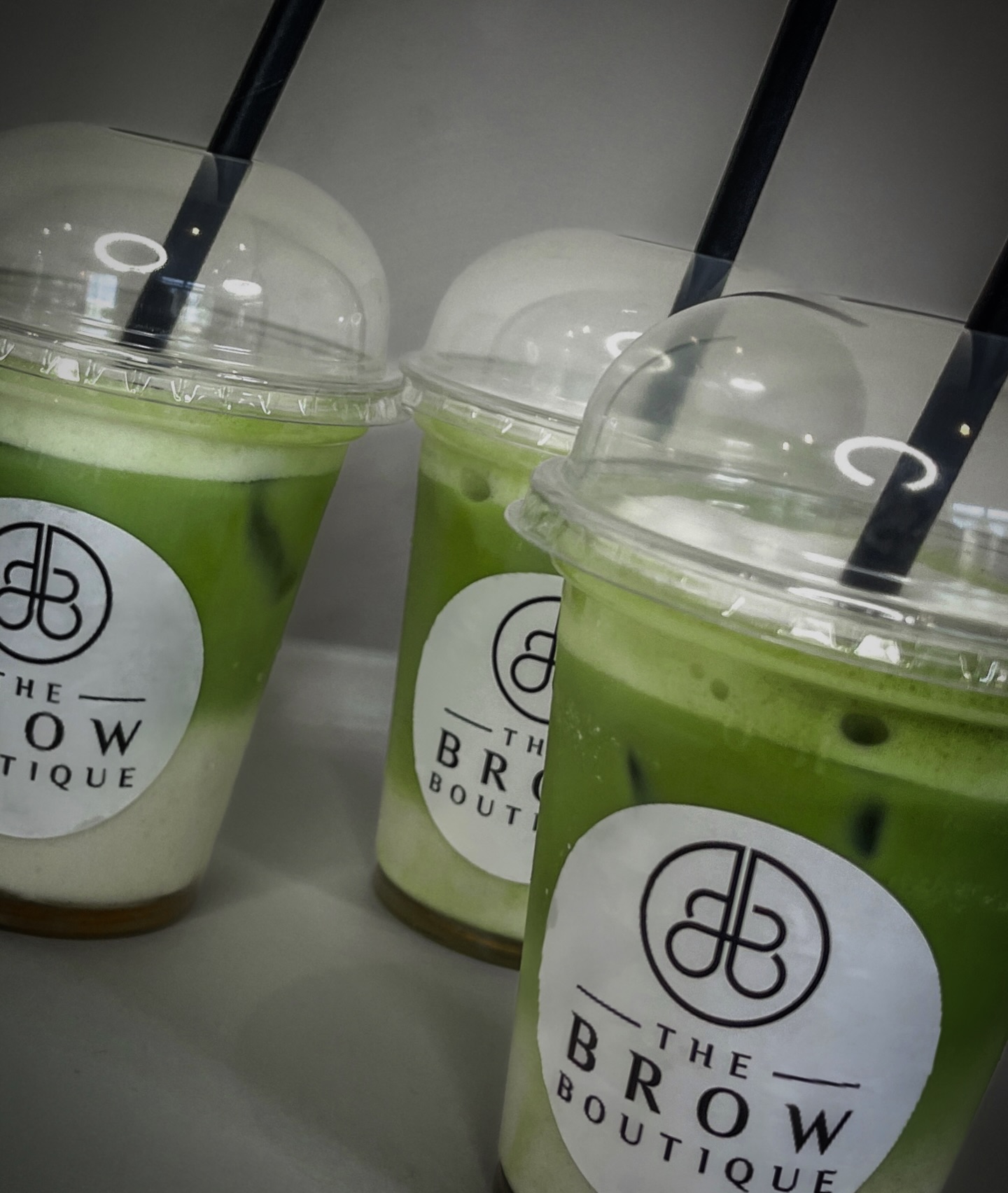 ?? Nieuw in de salon!
Omdat mooie brows en goede vibes samen horen.
Geniet na je afspraak van onze matcha specials
Kies jouw favoriet:
?Matcha iced latte Mango
?Matcha iced latte aardbei