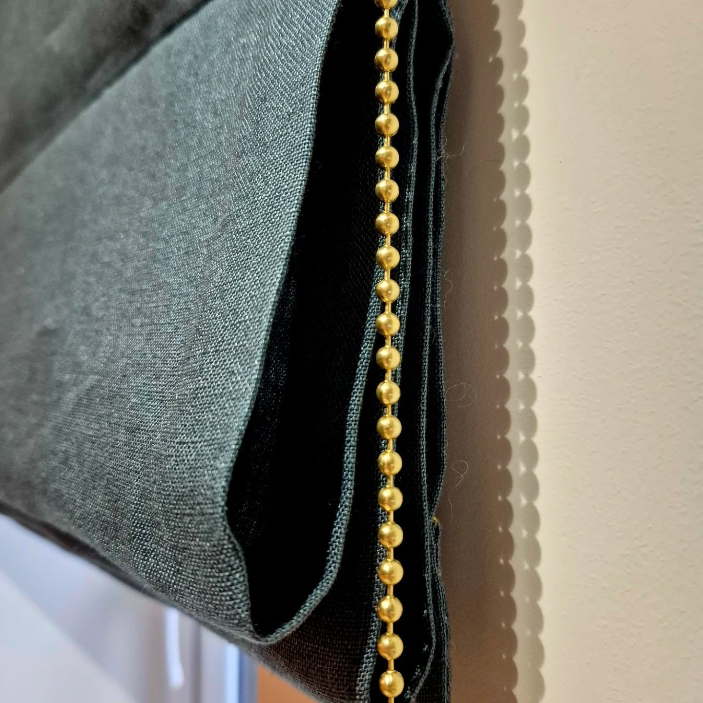 Yesterday's fitting; two unlined voile Roman blinds in a striking dark green shade, fitted in the hallway of a serene and beautiful newly renovated family home ?
#voilefabric #bespokecurtainsandblinds #bespokeromanblinds #romanblinds #surreyinteriors