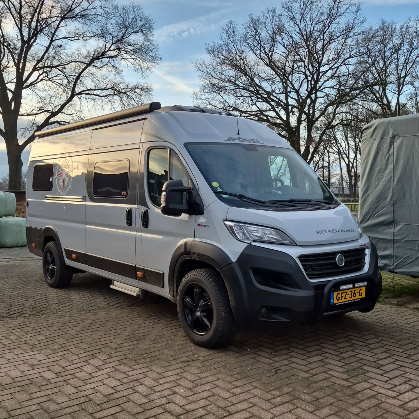 Deze prachtige Fiat Pössl is weer klaar voor avontuur!
De camper had een storing, de huishoudaccu werd niet meer opgeladen door de dynamo, en op 2 plekken in het dak was er water lekkage.
De schaudt booster had een kabelbreuk die we gerepareerd hebben, De tv schotel hebben we gedemonteerd aangezien die niet gebruikt werd, de lekke dak doorvoer hebben we weg gehaald en met een blind plaat het gat afgedicht.
Ook was de dak doorvoer van de zonnepanelen erg slecht gekit, deze zat volledig los.
Na het orgvuldig verwijdeeen van alle kit resten hebben we de boel geschuurd, voorzien van Sika primer en opnieuw gekit.
Daarnaast hebben we ook een bestaande schakelaar in het dashboard op de radio aangesloten zodat deze aan kan tijdens het kamperen.
#Fiat #pössl #StroomInjeCamper #vanlife #elektriciteit