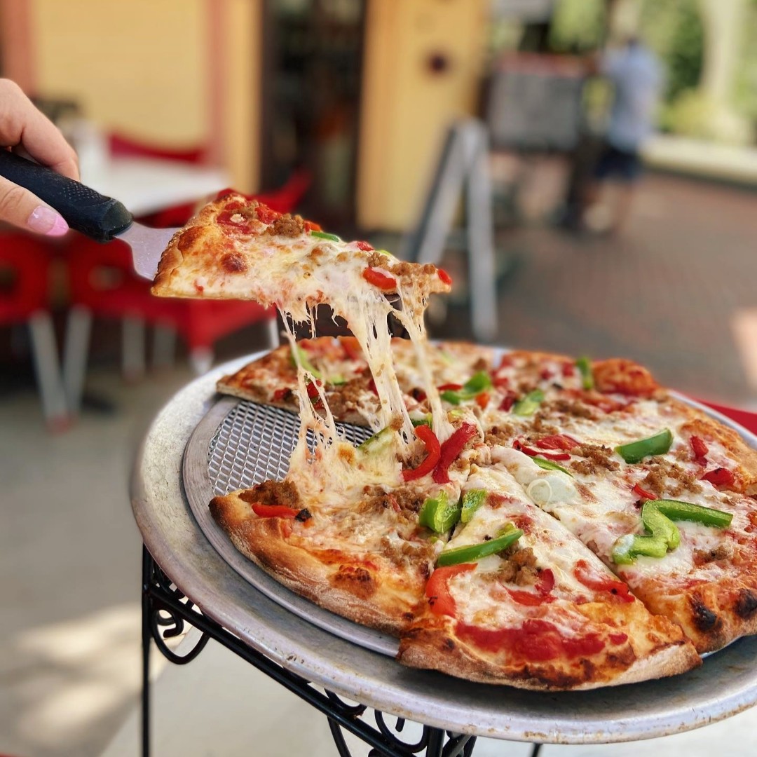 Time for a slice!
Stroll through downtown for the first Music Walk of 2026 and enjoy great tunes and a slice (or two!) along the way.