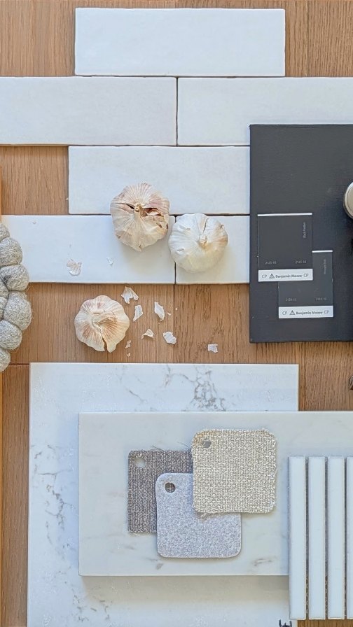 If you have orange toned oak cabinets, you want to update, but don't want to change them..... Save this great flatlay as inspiration; you'll want to pick flooring that has a wee bit of warm tones mixed into either a grey or brown undertone. White countertops and a white tiled backsplash brightens everything up, and adding something black gives you a great contrasting element that lends a more modern feel to the granny look. This could be painting a section of cabinets, maybe the island, or getting black stainless steel appliances. We like using brushed nickel hardware on oak cabinets because it's cooler and doesn't compete with the door itself. And there you go!
#liliidaehomeanddesign #saskatchewandesigner