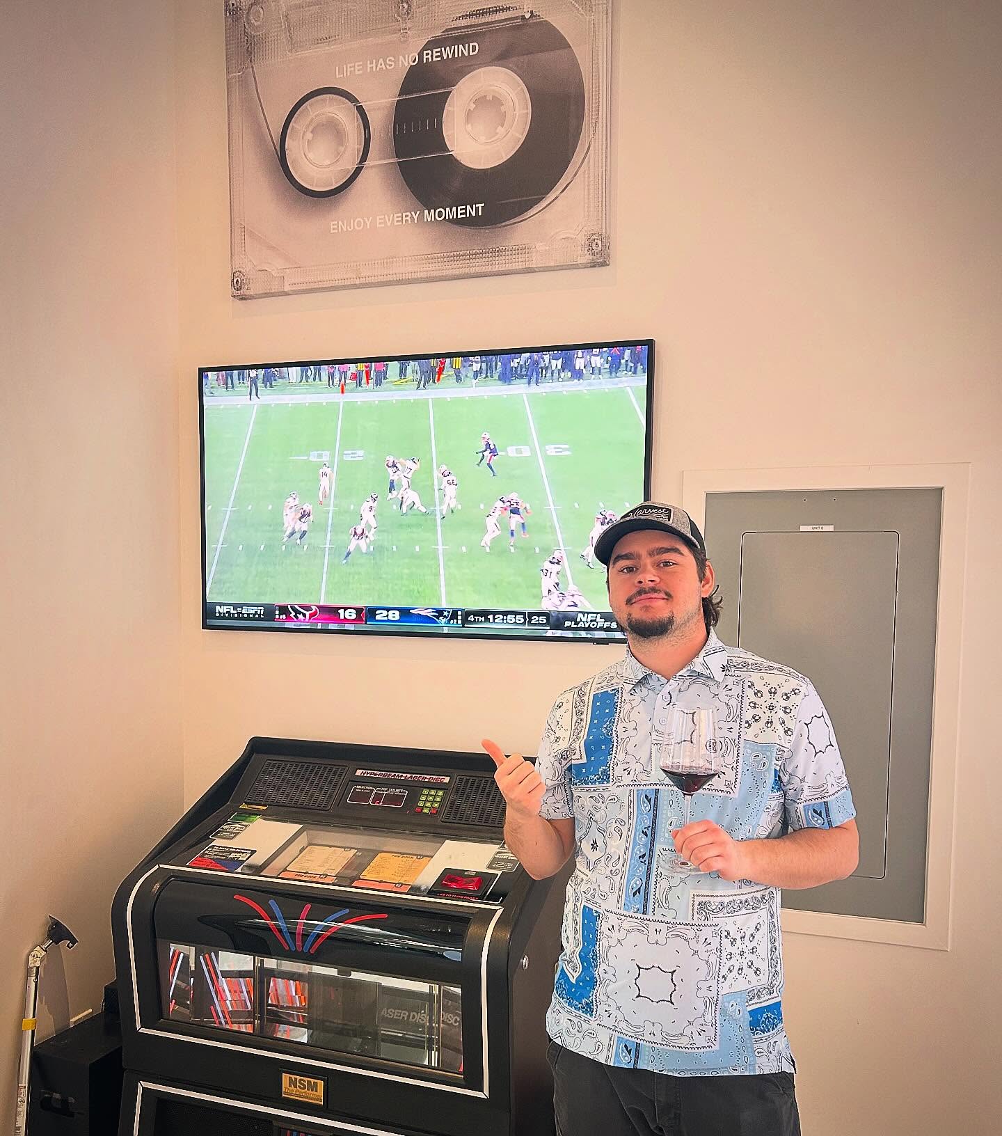 It’s a mellow Sunday here at Mid•point, so what better way to enjoy it than by catching the NFL game? Right now it’s Patriots and Texans (so @robilium is loving life), next up is Chicago and LA. Normal hours today are till 5pm, but if we have people in here watching the game we’ll stay open later!
#pasowine #winewine #lifehasnorewind #sundayfootball