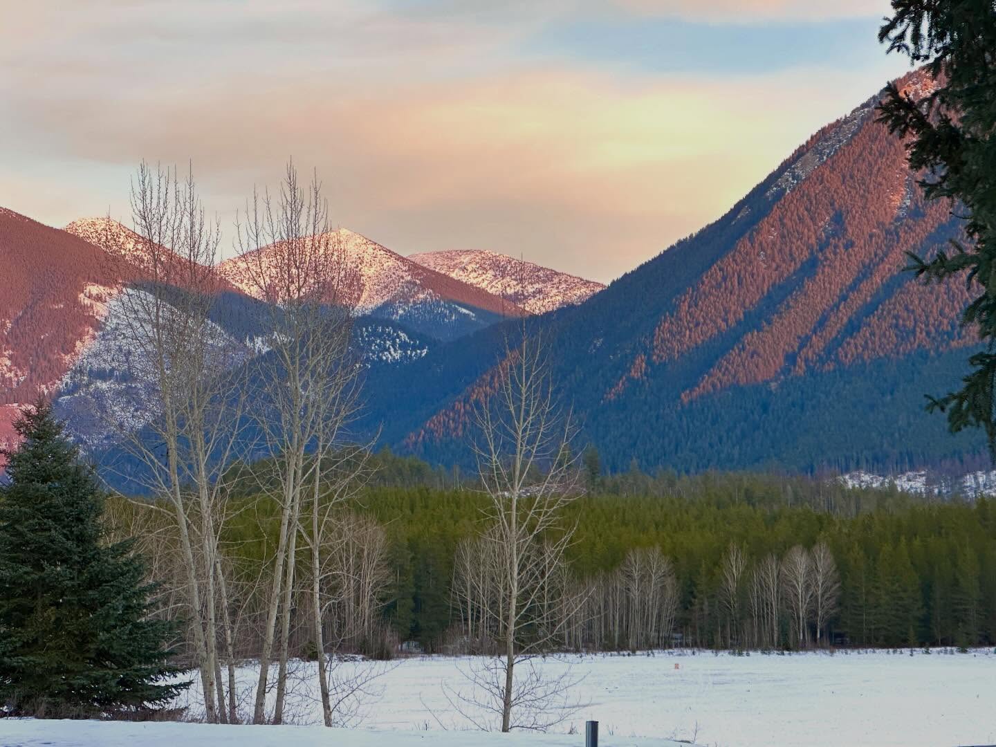 Winter settles gently over Green Valley Ranch as the sun dips behind snow-dusted peaks, casting warm light across the valley below. ❄️?
Quiet mornings, wide-open views, and moments like this are what make this place truly special.
Now booking select dates for 2026 and 2027. If you’ve been dreaming of a future stay surrounded by mountain views and peaceful seclusion, now is the perfect time to plan ahead.