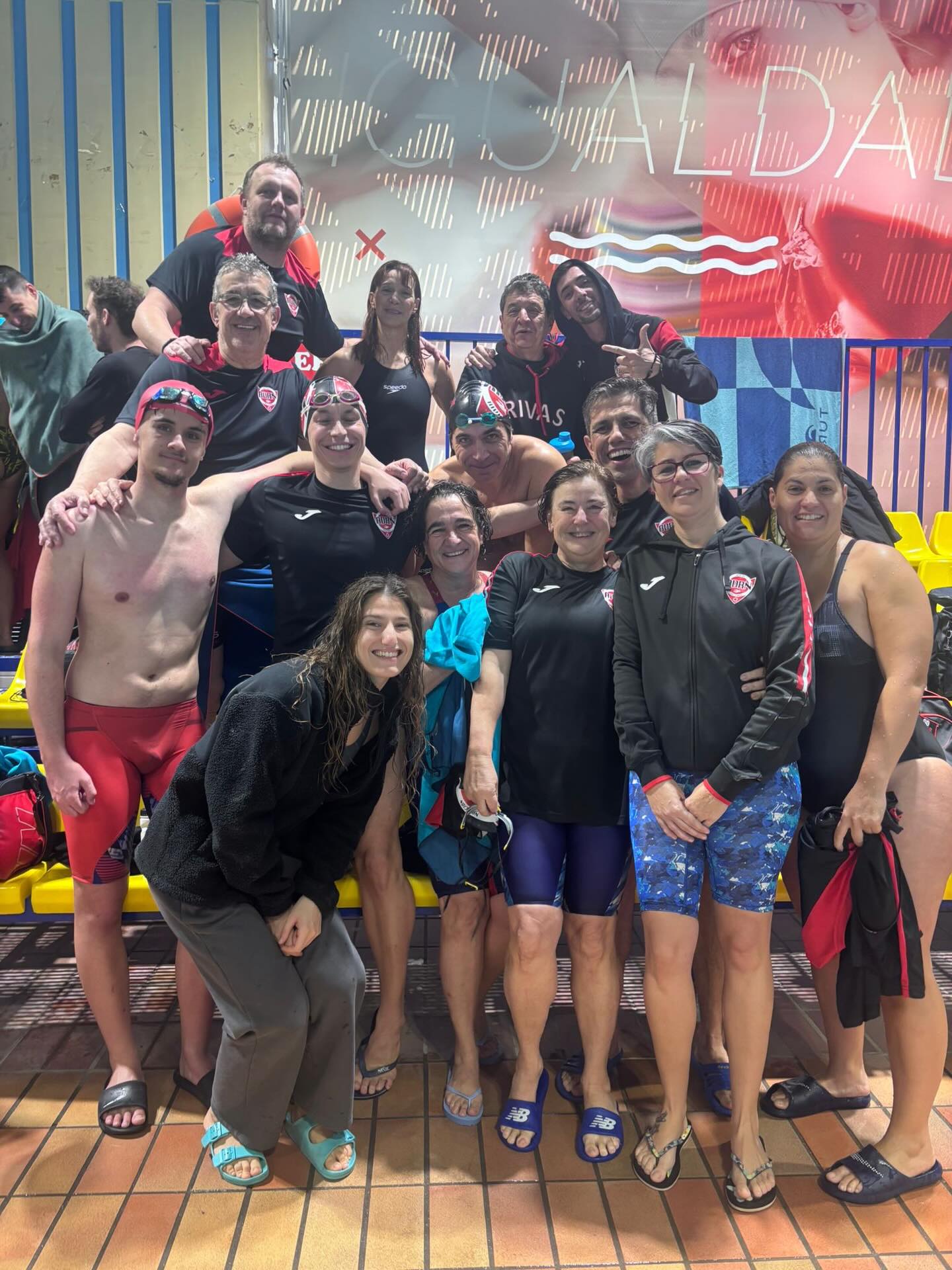 🏊♂️🔥 Campeonato de Madrid Máster de Invierno 🔥🏊♀️
➡️Gran fin de semana para el Rivas Swim, donde el equipo volvió a demostrar que el trabajo, el compromiso y el compañerismo marcan la diferencia.
Queremos destacar el excelente ambiente y la camaradería vividos durante toda la competición, así como la magnífica puesta de largo de las nuevas incorporaciones, que se integraron al equipo dando un gran nivel desde el primer momento.
➡️A pesar de encontrarnos en plena preparación para el Campeonato de España, nuestros nadadores y nadadoras supieron dar lo mejor de sí, mostrando unas prestaciones sobresalientes en cada prueba.
➡️Mención especial para los relevos femeninos +240, que lograron batir los récords de Madrid en estilos y libres, quedándose muy cerca de los récords de España de la categoría. 💥👏
¡Orgullo de equipo y de club!
Seguimos sumando, seguimos creciendo ❤️🖤
#RivasSwim #MásterRivas #CampeonatoMadrid #NataciónMáster #OrgulloDeEquipo SeguimosNadando