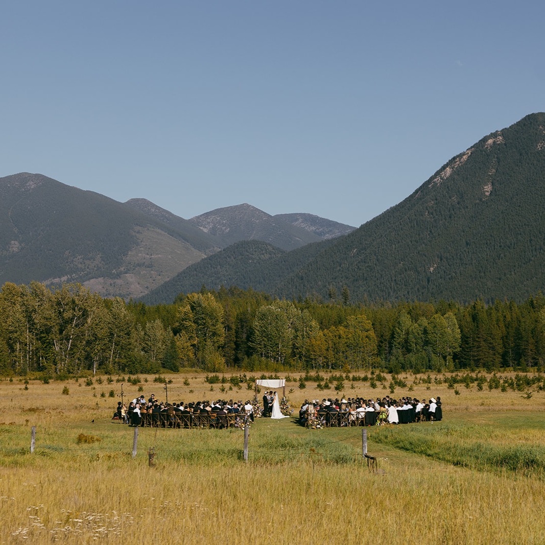 Where wide-open skies meet forever ?
This is what “I do” looks like at Green Valley Ranch—mountains standing tall, golden fields stretching out, and nothing but nature as your backdrop. An intimate ceremony, endless views, and a setting that truly speaks for itself.
We have a few dates still available. If you’re interested in living the dream, please call 406.387.9071 ✨