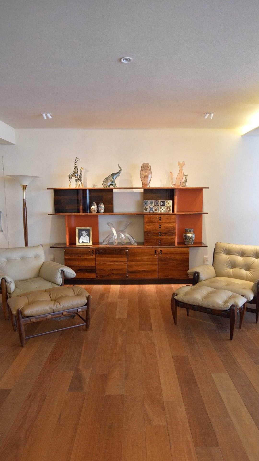 Antes mesmo de sermos galeristas, somos colecionadores.
E é abrindo as portas da nossa própria casa que começamos a compartilhar parte do nosso acervo pessoal.
No vídeo de hoje, apresentamos uma estante componível com design de Jorge Zalszupin, produzida pela L’Atelier entre os anos 1960 e 1970, uma peça catalogada, versátil e pensada para diferentes usos, do ambiente residencial ao escritório.
A escolha veio da busca por um móvel funcional, capaz de guardar utensílios e objetos do dia a dia. A solução surgiu justamente na lógica componível da estante: módulos independentes, com gaveteiros, portas e acabamentos distintos, que permitem inúmeras configurações até chegar à composição ideal.
Executada em jacarandá maciço com padrão taqueado, técnica característica da produção de Zalszupin, a peça teve seu restauro conduzido com cuidado, preservando ao máximo sua originalidade — com lustração da madeira e manutenção dos materiais originais. O selo da L’Atelier reforça sua autenticidade e valor histórico.
Gostaram de abrir as portas da nossa casa com a gente? Querem ver mais peças do nosso acervo pessoal por aqui?
#designbrasileiro #braziliandesign #mobiliáriomoderno #mobiliariomodernobrasileiro #jorgezalszupin