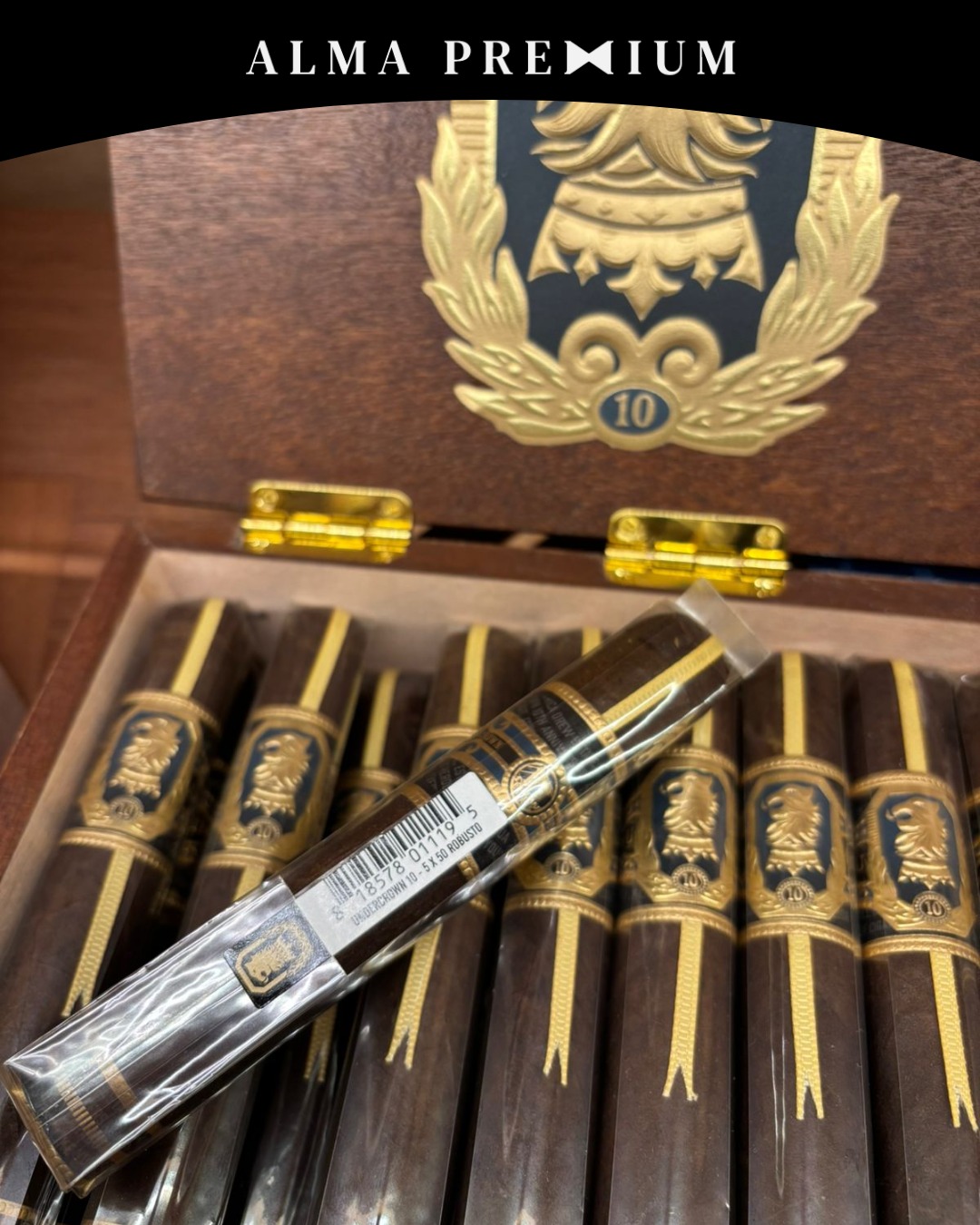 A IMPORTÂNCIA DO CELOFANE NA EMBALAGEM DE CHARUTOS PREMIUM
Desenvolvido em 1910 pelo químico suiço Jacques Brandenberger, o uso do celofane para embalar charutos se iniciou por volta de 1927 em Tampa, nos EUA e foi seguido gradativamente por outros países.
Diferente de plásticos á base de petróleo o celofane, que tem como base a celulose, possui permeabilidade criando um microclima em seu interior, permitindo com que os charutos “respirem” e envelheçam protegendo os mesmos de possíveis oscilações de temperatura e umidade do ambiente.
Mas um dos benefícios mais práticos para sua adoção é a proteção à danos físicos durante o manuseio ao longo da cadeia que se inicia na embalagem nas fábricas até a chegada às lojas de venda ao consumidor final. A questão de higiene também é outra questão importante no ponto de venda além do fato de que o celofane também facilita a colocação de etiquetas com códigos de barras otimizando o controle operacional.
No dia a dia se você deseja que seu charuto envelheça por alguns meses ou anos recomenda-se a retirada do celofane. Caso contrário, se vai consumi-lo em alguns dias ou semanas ou se vai transportá-los, ideal manter o celofane.
****
Quer saber tudo sobre charutos e ficar por dentro de todas as novidades do mercado, siga o canal da Cigar 019 no YouTube.
https://youtube.com/@cigar019?si=x7I9BIaDbBNgp5mN