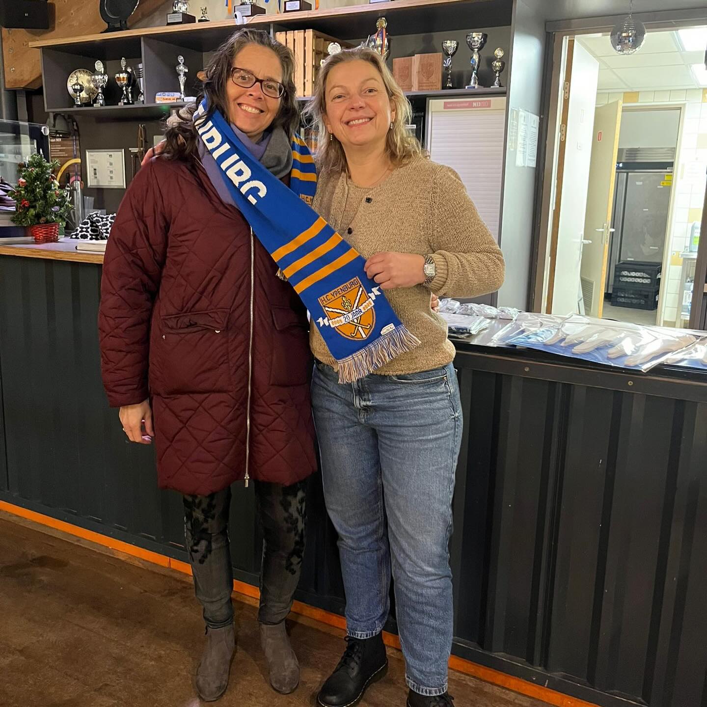 Gefeliciteerd aan Mascha, winnaar van de woordzoeker in het HCY Magazine! Zij ontving gisteren een prachtige HCY-sjaal als beloning. Het correcte antwoord op de puzzel was Yppi.
Wil je het magazine nog eens bekijken? Je kunt het digitale exemplaar terugvinden in de bio!