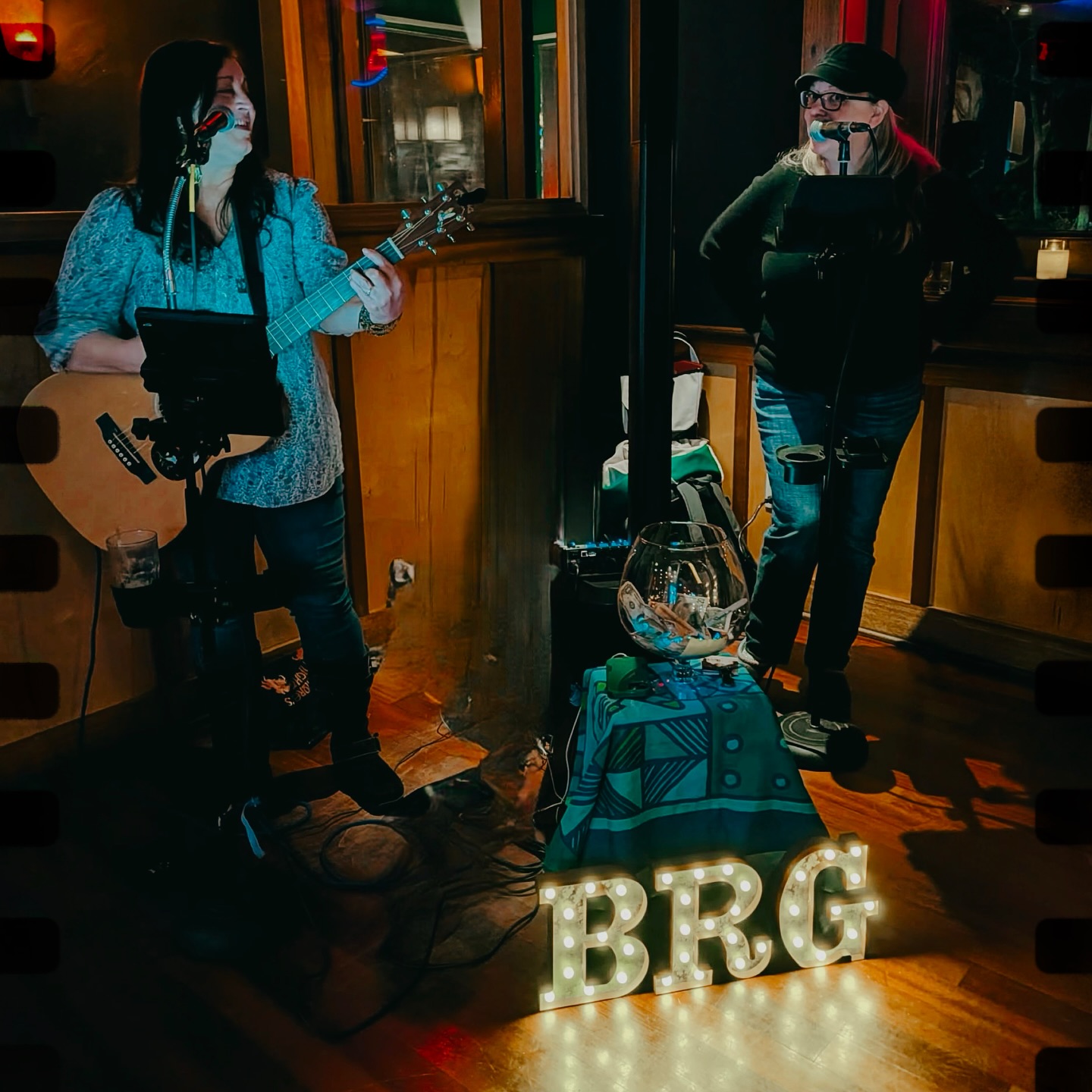 🎶🎤Music, wine 🍷and our new lights, which can be seen from space 💡😆 #barroomgirls #jessiehaynesmusic #livemusic @jessiehaynesmusic @eiresiren