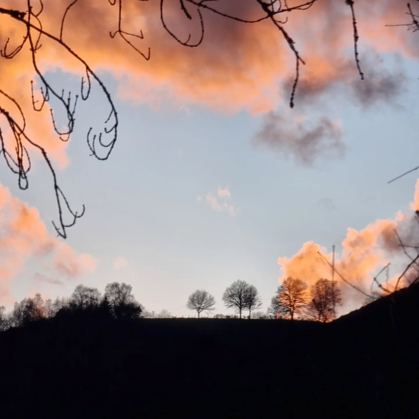 Le ciel de Conques est magnifique, je vais m'en inspirer pour une nouvelle pièce en verre !
Amazing sky's over Conques, I'm going to use this as inspiration for a new piece of glass !
#nofilter #conques