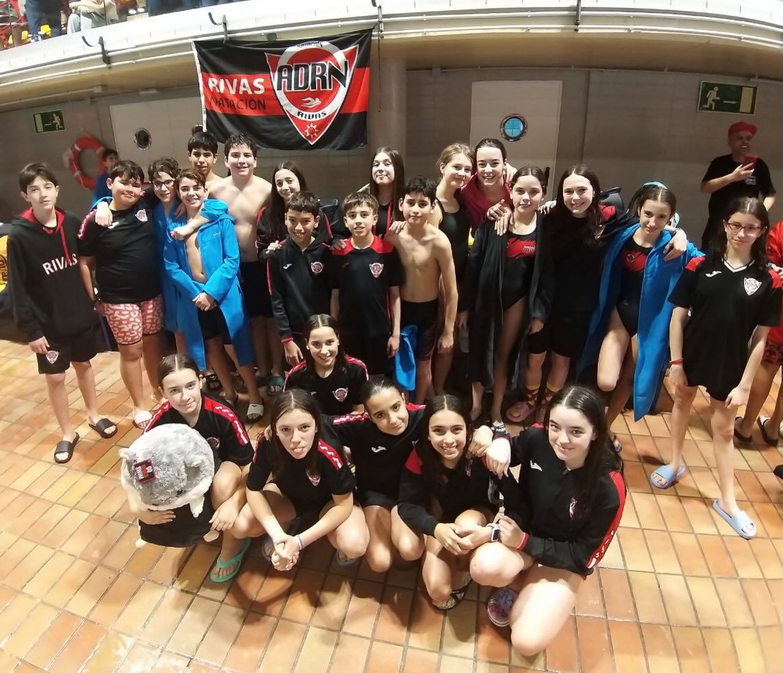 🏊♀️🔥 Campeonato de Madrid Alevín 🔥🏊♂️
➡️Este fin de semana el Rivas Natación ha competido en el Cto. de Madrid Alevín, logrando una 4ª posición en la clasificación conjunta (chicos + chicas), reflejo del gran trabajo, compromiso y espíritu de equipo de todos nuestros nadadores y nadadoras. 🔴⚫️💪
➡️A nivel individual, destacamos grandes actuaciones:
🥇 Daniela, Campeona de Madrid en el 50 braza y en el 100 estilos, además de 🥈 2ª en el 100 braza y en el 50 libre, logrando también la mínima para el Campeonato de España en el 50 braza. ¡Fin de semana espectacular! 🔥
🥈 Yara, subcampeona de Madrid en el 200 braza, mostrando carácter y talento.
🥈 Carmela, en su categoría (2014), consigue una magnífica 2ª posición en el 100 mariposa, confirmando su proyección.
🥉 Pablo consigue su primera medalla con una mejor marca en el 100 estilos.
➡️Orgullosos del esfuerzo, del equipo y del camino que estamos construyendo.
¡Seguimos! 🖤❤️🔥