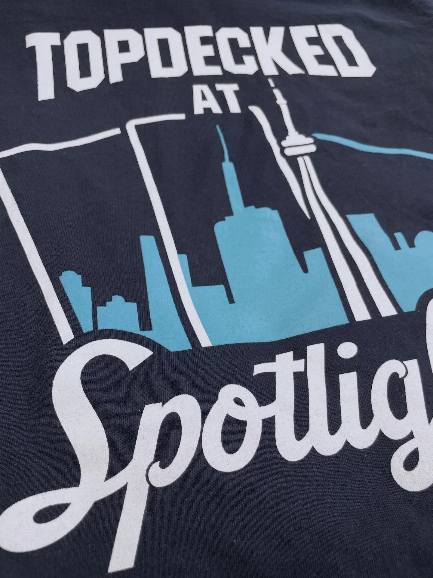 Une combinaison d’impression en sérigraphie au devant et en DTF sur la manche pour @facetofacegames 🃏🎲
#screenprintingshop #screenprinter #screenprinted #screenprintingstudio #screenprintedshirt #dtfprint #dtfprinting #dtfdesigns #costumshirt #mtlbusiness