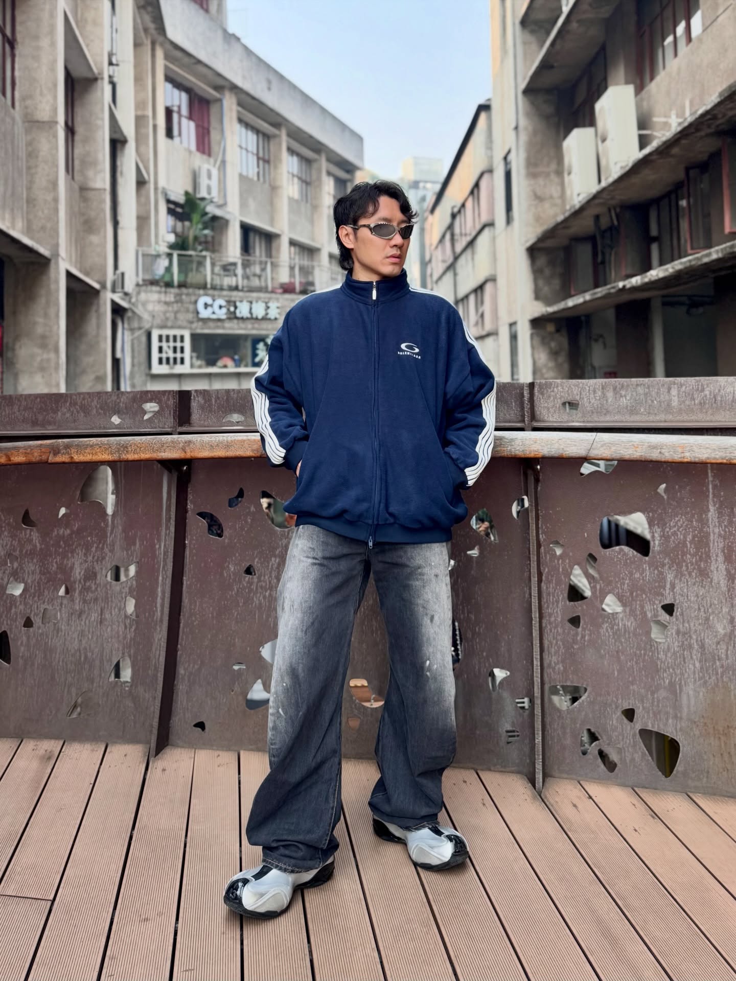 Like this look? Shop at www.highstreetporter.com
Search these keywords in the homepage
Sunglasses: Plantaris TI
Jacket: Loops Sports Icon Fleece Jacket
Sneakers: Basketball Sneakers
#balenciagamen #oakleyplantaris #balenciagasneakers #loewemen