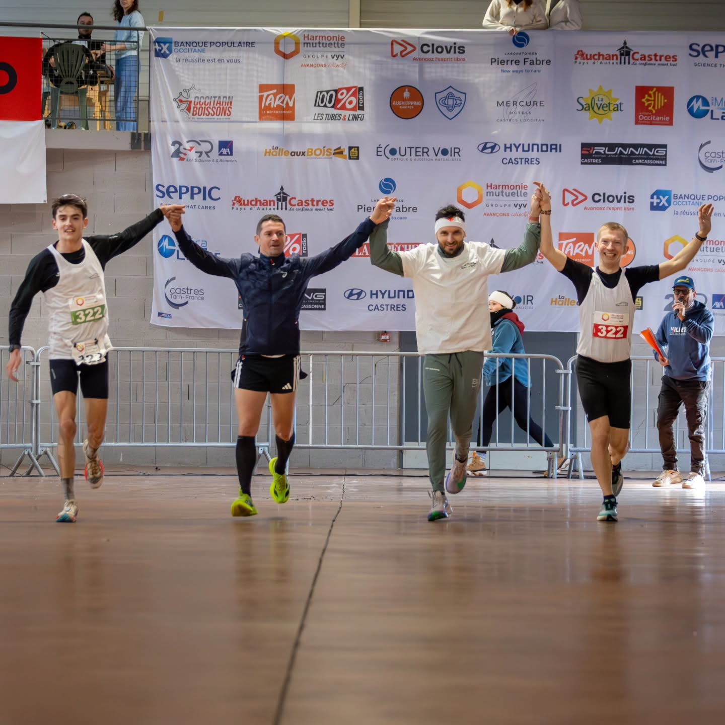 🏆 Victoire avec la team @cleancareco81 sur la @rondegivreeauchan de Castres. Belles batailles sur ces parcours accidentés et pour cette édition placée sous le signe de l'émotion. Moments partagés en famille et entre amis.
C'est toujours particulier de venir courir ici, dans cette ville, là où tout a commencé 🏃♂️.
@bordeaux_athle
@top4running.fr
📸 @inside_court