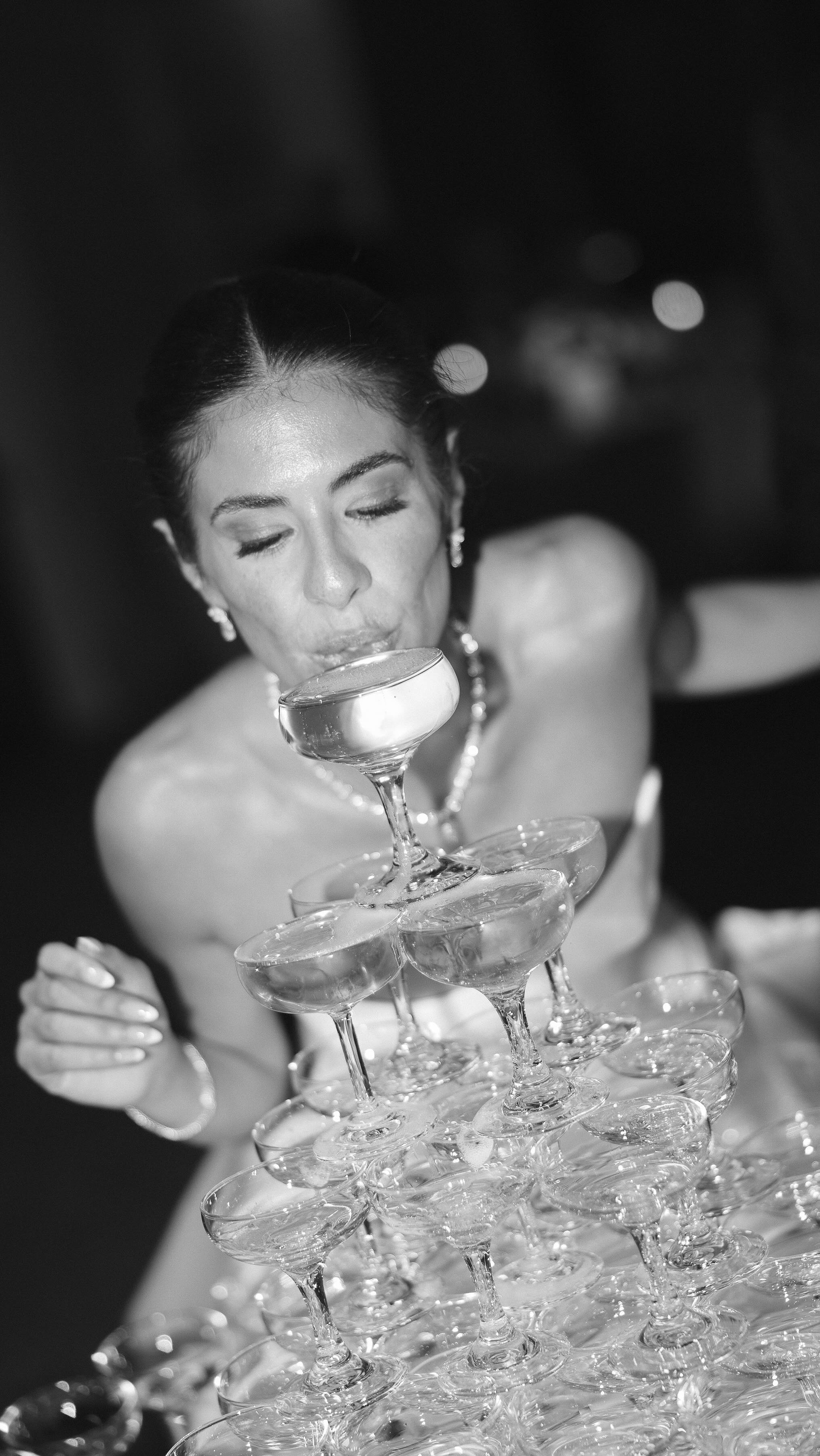 Ever wonder how many bottles of champagne it takes to fill a champagne tower?
#floraldesigner #luxurylifestyle #wedding #weddingday #luxuryweddings