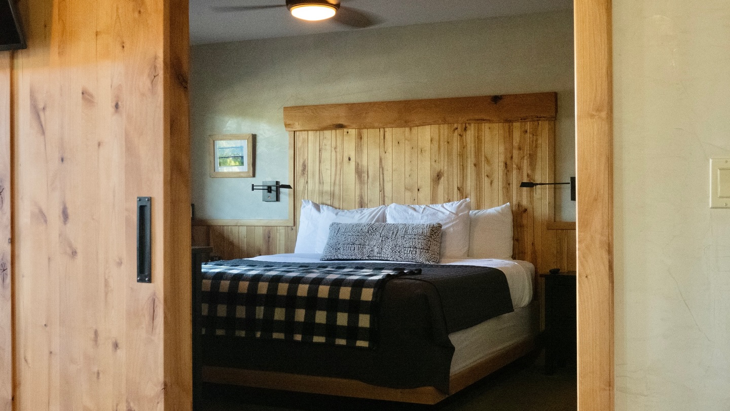 🛌 While we wait for the next fresh snowfall on the mountain, there’s no better place to stay warm than your spacious, cozy private bedroom at Wall Street Suites. Settle in, unwind, and enjoy downtown Bend—because winter adventures start with comfort. ❄️🏔️
#wallstreetsuitesbendoregon #downtownbend #dogfriendlyhotels #visitbendoregon