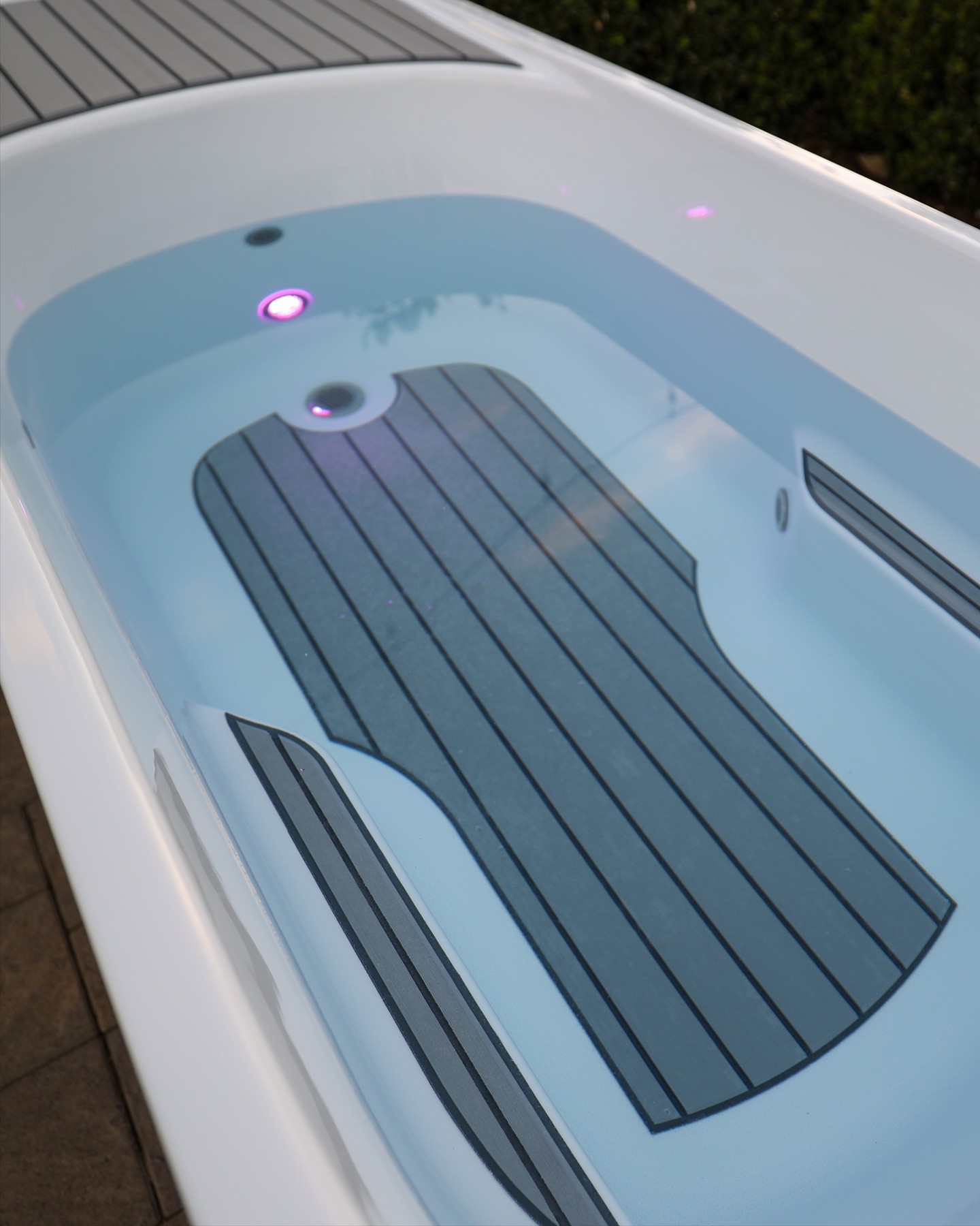 Lean into the cold and shock your system with the reset it's craving! ❄️ Cold plunges refresh and invigorate your body to offer many health benefits.
#ColumbiaPoolandSpa #coldplunge #kodiak