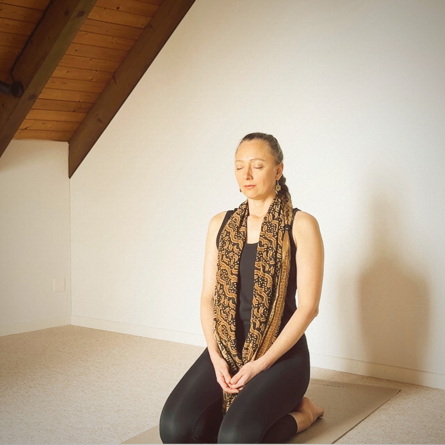 Equal breathing can bring the mind into a more balanced state. Let’s try!
1 Arriving in a seated position
2 Round the spine in preparation
3 Open the chest in preparation
4 Turn the head to both sides
5 Side bends with arms over head
6 inhale4 - hold4 - exhale4 -hold4. repeat for 5min
7 conclude in stillness
The whole 20min practice is on my Youtube channel. Find the description in the profile!
Cultivate the connection to your breath – your life force hides in there
🌸🙏🏻🌸
Namaste
Evgenia