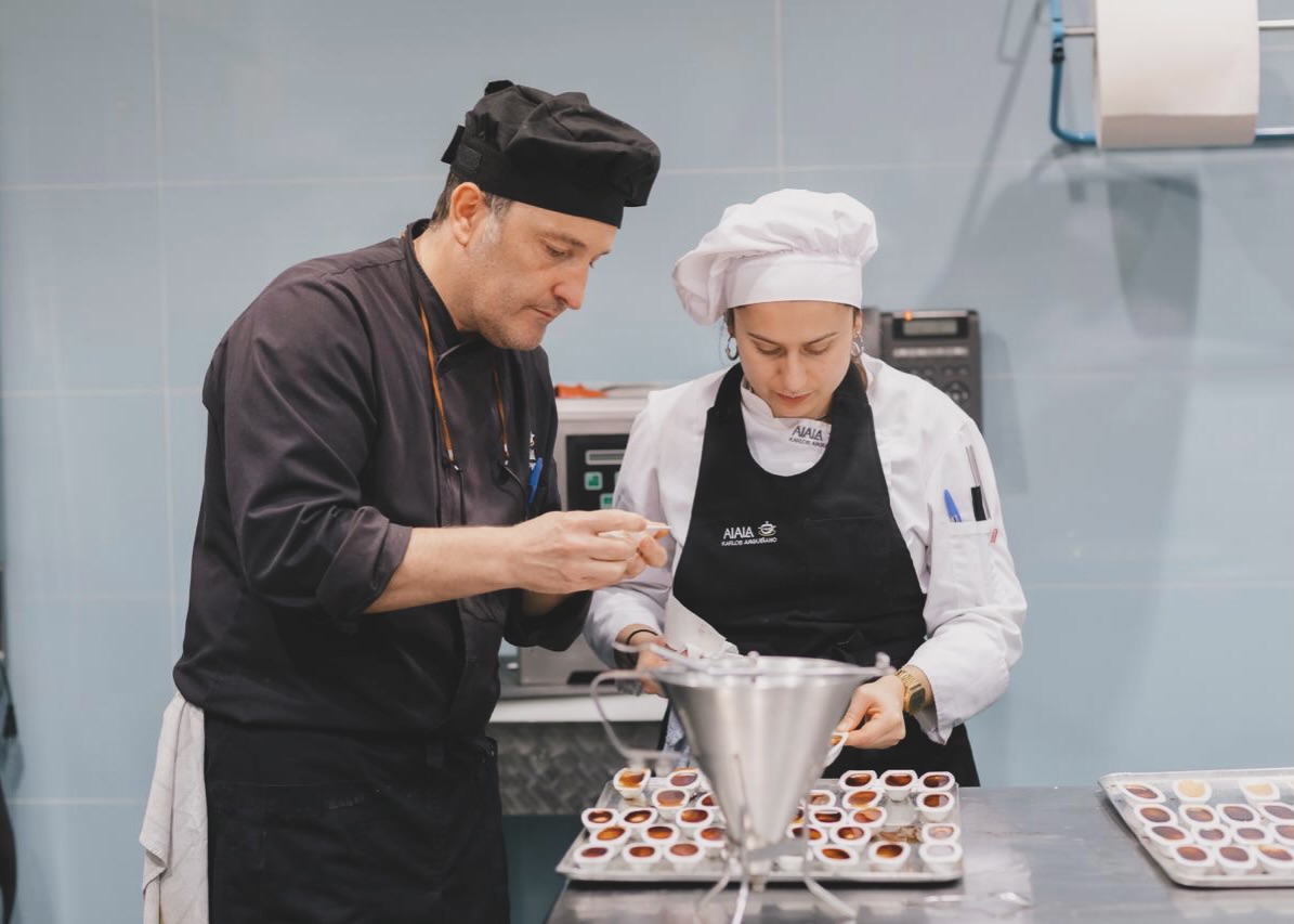 Uno de los aspectos que más valoran nuestros alumnos y alumnas es la cercanía: aprender codo con codo, con el profesorado al lado, compartiendo trucos, corrigiendo detalles y ganando seguridad cada día en la cocina. ????
-
Gertutasuna da gure ikasleek benetan baloratzen duten alderdietako bat: irakasleak ondoan dituztela ikastea, trukoak, aholkuak partekatuz, xehetasunak zuzenduz eta egunetik egunera sukaldean segurtasuna irabaziz ????
#aialescuela #karlosarguiñano #escueladecocina