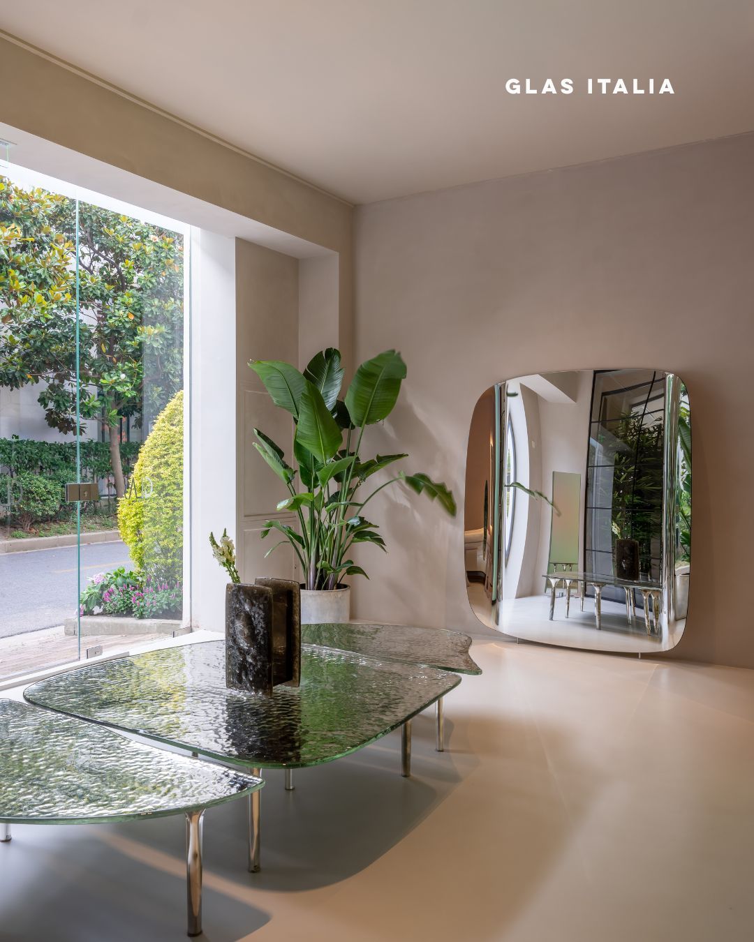 @glasitalia
O espelho Marlene, desenhado por Philippe Starck, parece desafiar a rigidez do vidro. A magia acontece nas extremidades: as bordas são curvadas manualmente, criando uma "moldura" que não é adicionada, mas sim parte integrante da peça.
É fascinante ver como uma simples curvatura distorce a luz e suaviza a presença do espelho na parede. Uma peça que prova que não é preciso complicar para criar impacto.
Disponível em várias dimensões, incluindo versões generosas para ampliar visualmente qualquer hall ou quarto.
ENG
The Marlene mirror, designed by Philippe Starck, seems to defy the rigidity of glass. The magic happens at the edges: they are manually curved, creating a 'frame' that isn't an addition, but an integral part of the piece.
It is fascinating to see how a simple curvature distorts the light and softens the mirror’s presence on the wall. A piece that proves you don’t need complexity to create impact.
Available in various dimensions, including generous sizes to visually expand any hallway or bedroom.
Would you like more information?
Send us a private message or visit design-minder.com
#DesignMinder #GlasItalia #GlassDesign #ContemporaryDesign #ItalianDesign #FurnitureArt #ModernElegance #DesignInspiration #TimelessDesign #PhilippeStarck #MarleneMirror #DesignEmVidro #EspelhosDeDesign #ArquiteturaDeInteriores