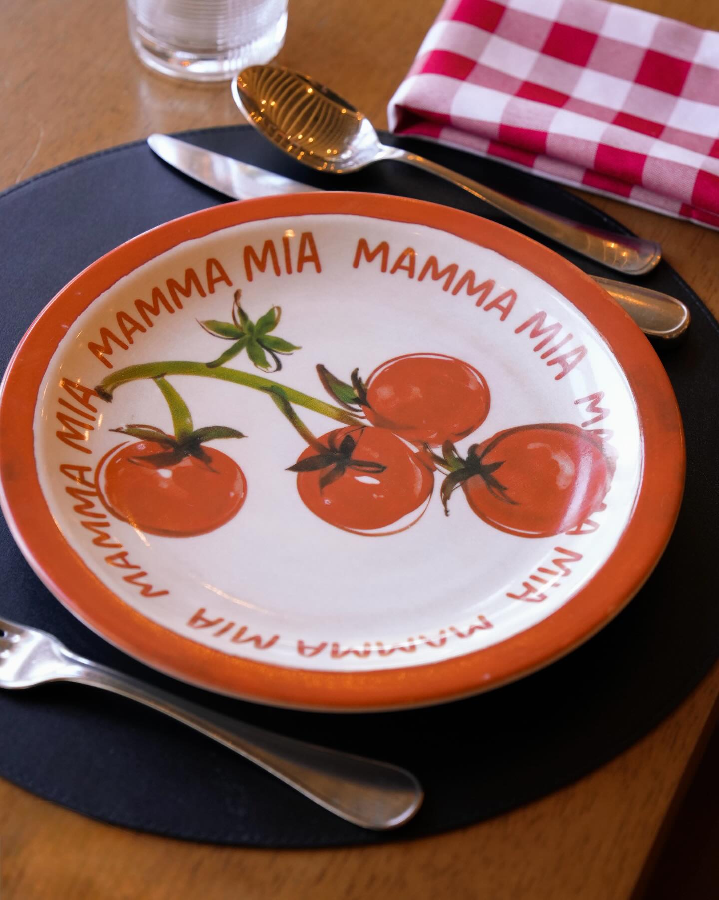 Tem ingrediente que ultrapassa a receita, vira símbolo! 🍅
No Mamma Mia, o tomate aparece em todos os cantos: no desenho da nova louça, nos aventais dos garçons, nas paredes dos restaurantes… e claro, em alguns dos molhos que dão sabor às nossas massas. Isso porque ele representa a base da culinária dos imigrantes italianos. Um fruto simples, acessível e versátil, que ajudou a construir os sabores que atravessaram oceanos e hoje continuam à mesa, com afeto e tradição.
Hoje é o #DiaDoTomate, mas por aqui, todo dia ele é protagonista!
E no seu prato, qual molho com tomate é indispensável? Ao sugo, molho da mamma ou de tomate seco?
#GaletoMammaMia #SequênciaDaMamma #Tomate