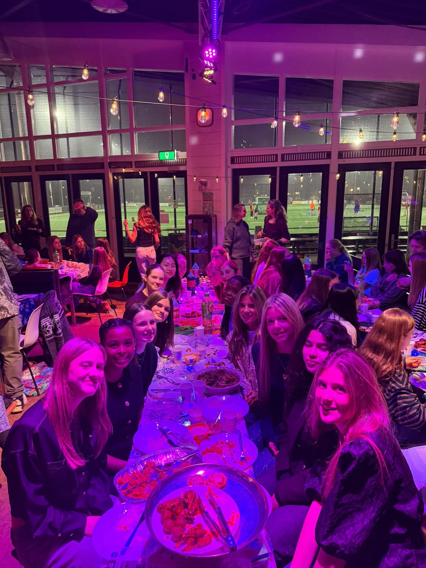 Gisteravond liet de O14-lijn zien wie ze zijn. De laatste avond van het winterdiner met zeven teams en vijfennegentig jongens en meiden! Wat een gezellige groep bij elkaar!?
Het winterdiner was een groot succes. In het clubhuis was de verbinding voelbaar. Samen eten, samen lachen, samen zijn. Dit zijn de avonden die teams vormen en de club sterker maken!?
Grote dank aan de organisatie voor dit fantastische winterdiner. Dank aan alle jongens en meiden die iets lekkers hebben gemaakt en meegenomen. En natuurlijk dank aan de sponsoren Energiz en Roosters. Dankzij jullie werd deze avond een groot succes!???