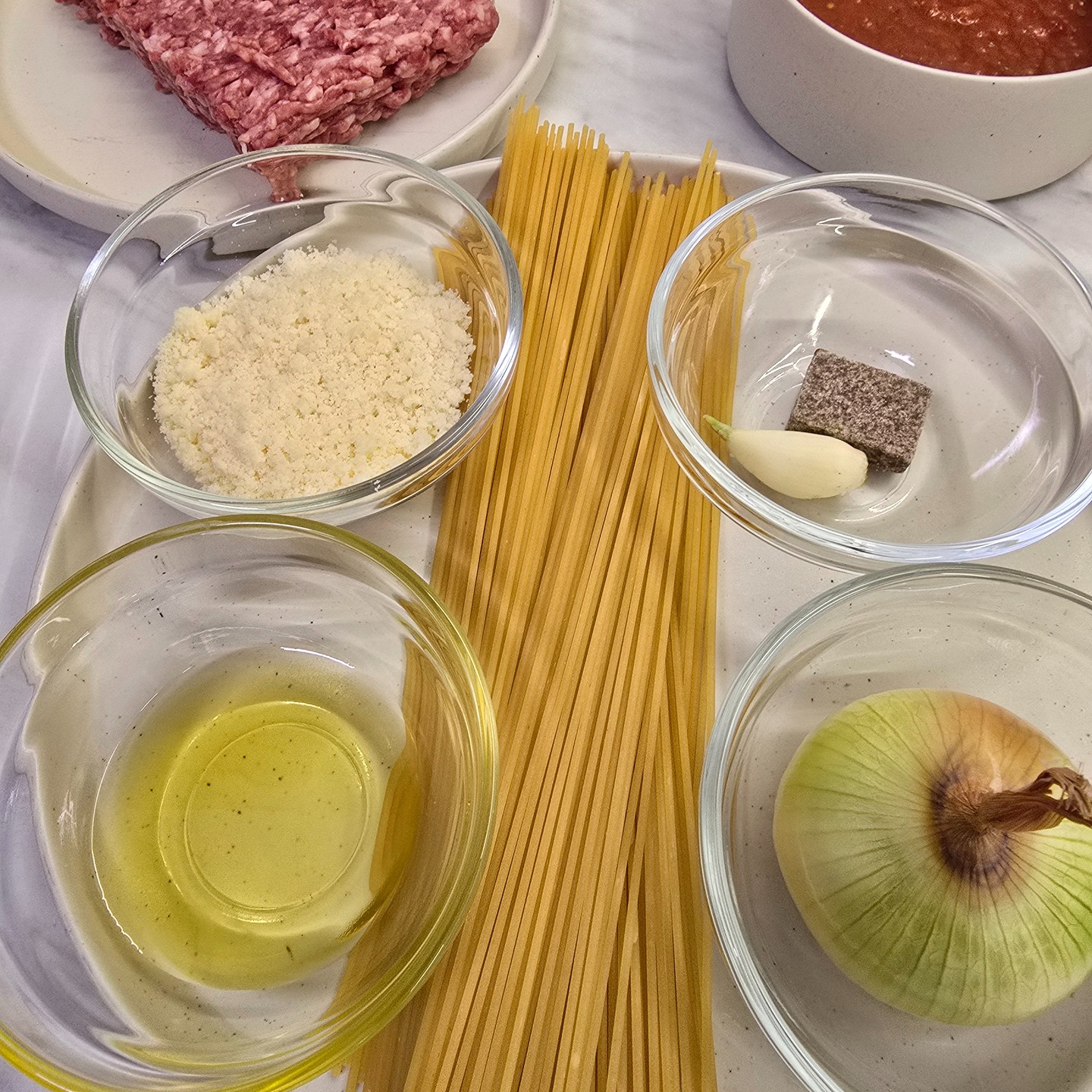 🍝 Classic Spaghetti Bolognese 🍅
Simple ingredients, rich flavor, and pure comfort on a plate.
Ingredients (2 servings):
• 200 g spaghetti
• 250 g minced meat (beef or mixed)
• 250 ml tomato sauce
• 1 small onion
• 1 garlic clove
• 2 tbsp olive oil
• 2 tbsp grated Parmigiano
• 1 beef stock cube
• Salt & black pepper to tasteSauté finely chopped onion in olive oil until soft, add garlic and minced meat and cook until browned. Stir in tomato sauce and crumbled stock cube, season, and let it simmer gently. Cook the spaghetti until al dente, combine with the sauce, and finish with grated Parmesan.
Classic, cozy, and always a good idea 🤍
#spaghettibolognese #pastalover #comfortfood #italiancooking #homecooking #simpleingredients #pastanight #foodphotography #foodstagram #homemadefood #myyummymeals