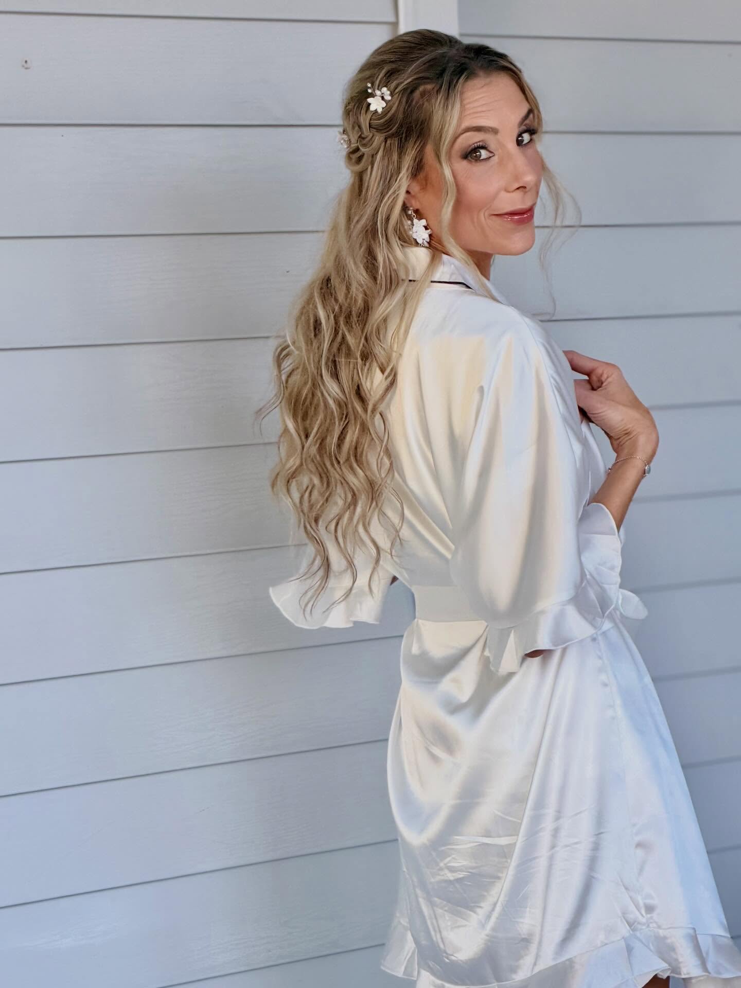 Soft waves, delicate braids, and effortless beachy glam 🤍 This Bride was all smiles, glowing skin, and pure joy. Such a fun, love-filled time getting her ready with her family! Florida Keys magic at its finest 🌴✨
#FloridaKeysBride #FloridaKeysWedding #KeysWeddingHair #DestinationBride #FloridaKeysHairAndMakeup
@roadrunnersocials