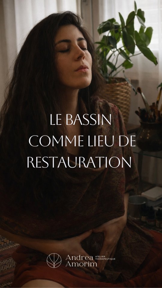 La Trame du Bassin n’est plus un soin ponctuel.
Elle est devenue un parcours initiatique psycho-corporel soit :
⛩️ LE PARCOURS DE LA TRAME DU BASSIN 🜄
C'est un accompagnement thérapeutique 1:1, vivant, progressif, qui se déploie sur plusieurs mois au rythme de chaque femme.
Ce parcours s’articule autour de trois grandes étapes :
• Gestation ~ 3 rencontres
un temps de préparation, de ralentissement et de sécurité pour le système nerveux, déplacement du centre de perception actif, la descente dans le bassin, où le corps retrouve les conditions pour s’ouvrir sans être forcé.
• Déployement ~ 4 rencontres
Des temps d’accompagnement fins et contenus au travers l'art du souffle, des temps digestion, un Rituel de passage en présence, là où le corps cesse de fuir et peut rencontrer ce qui se révèle.
• Traversée & Floraison ~ 2 rencontres
La Traversée (Anciennement apellée "Trame du Bassin) engage ici le bassin comme seuil initiatique, la mise en jeu des tissus profonds et de l’énergie de vie.
La Floraison est un temps d’intégration incarnée.
Ce qui a été touché peut alors s’inscrire dans la matière de la vie : présence habitée, axe retrouvé.
Le corps devient un lieu de prière vivante, ancrée, capable de soutenir la continuité après le parcours.
🜄 La Trame du Bassin se vit aujourd’hui comme un parcours de 9 rencontres, à raison d’environ une séance par mois maximum.
🫴🏼 Il est possible :
- de s’engager séance après séance,
- ou de s’engager directement sur l’ensemble du parcours. Dans ce second cas, un tarif spécifique est proposée, afin de soutenir l’engagement, de ton processus.
🕯 Toutes les informations sont disponibles via le lien en bio.
-
Andrea
⛩️ Gardienne de seuils
Thérapeute psycho-corporelle en médecine complémentaire agréée ASCA
Atelier thérapeutique à la Chaux-de-Fonds, Neuchâtel
