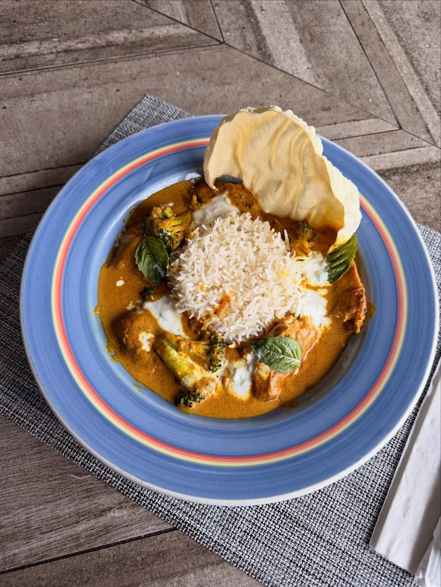 Chilly out? We’ve got you. Our Traditional Indian Chicken Curry is the ultimate comfort bowl for this kind of weather 🥘
Cozy up at Whitehorse Pub or take the comfort home — takeout available!
Available on @sargassoseabda & @hookedisland 🛵💨