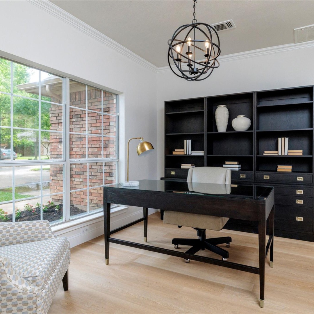 Could you see yourself working here? 👀
With more people working from home than ever, a dedicated office isn’t a luxury anymore, it’s a must-have. Natural light, bookshelves, and a space that actually makes you want to sit down and focus? Yes, please.✨
#WorkFromHome #HomeOfficeGoals #WFHLife #ModernHome #FortWorthHomes #TexasRealEstate #DesignInspo #HomeFeatures #LivingFortWorth