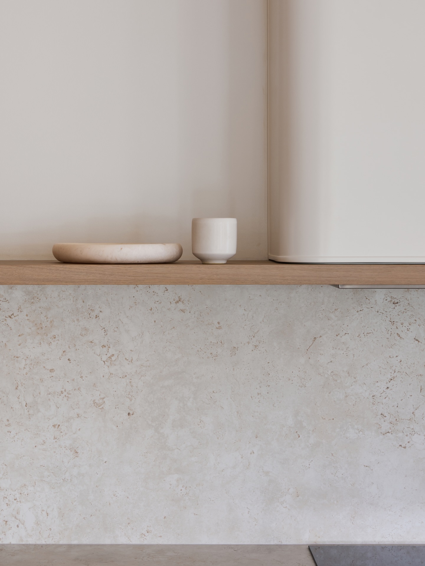 Understated elegance, ultimate refinement.
The details: Thin shaker profile. Curved cabinetry. Oak veneer. Sharknose finger pull. Travertine texture.
Joiner: @gandmdetailedjoinery
Stonemason: @impact_stone
Photographer: @ess.creative
Stylist: @stephanie_powell_interiors