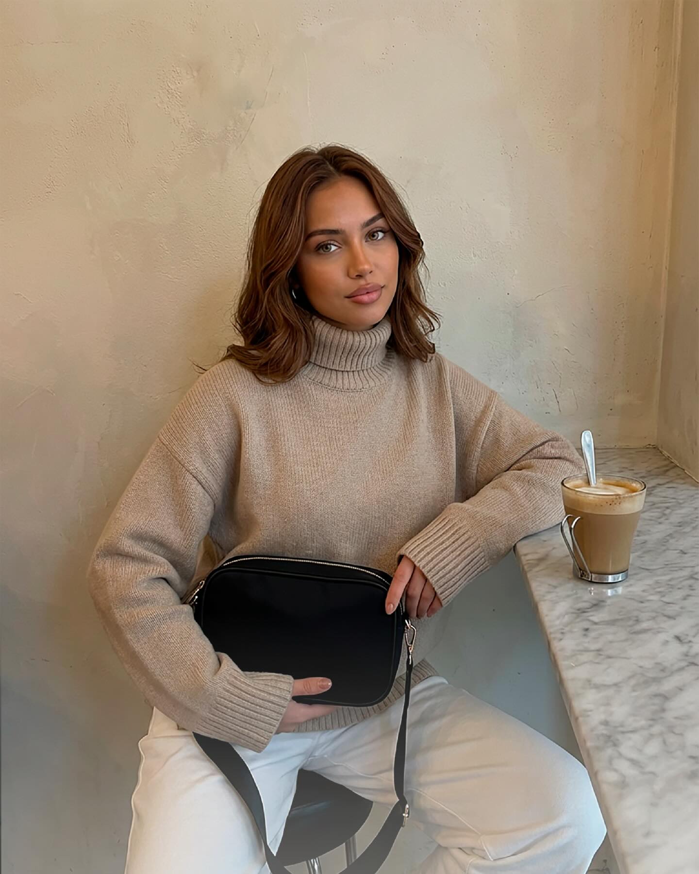 Slow mornings, warm coffee, and a bag that elevates every moment ☕✨
Whether you’re catching up on work, meeting a friend, or enjoying a quiet corner, the Refinné Crossbody blends perfectly with your everyday style.
Soft, minimal, and effortlessly chic — your go-to companion for any cozy day out.
Discover more at:
refinne.myshopify.com
#bag #moda #bolsos #bolsosdemoda #modafeminina