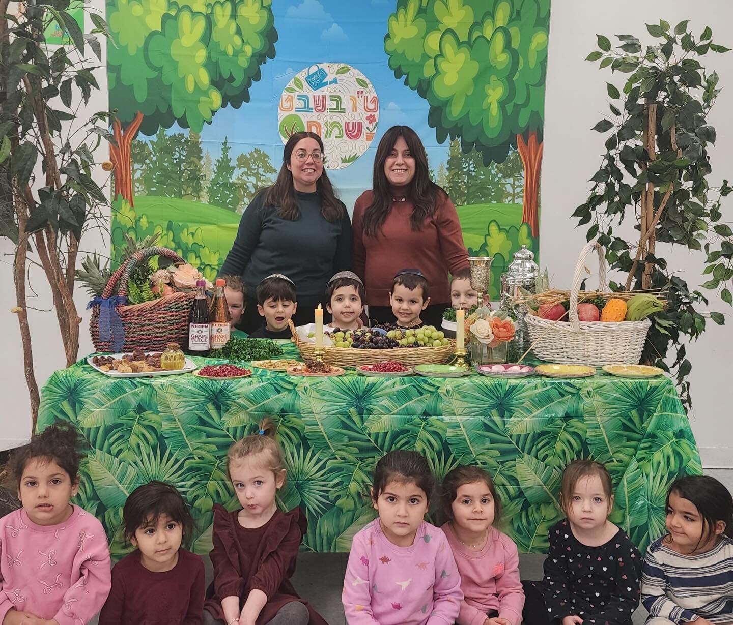 🌳 Tu B’Shevat was a hit!
The children loved learning all about the 7 Minim and tasting! 🍇 🫒 🍞
Our elementary students also enjoyed fun quiz contests, answering Tu B’Shevat questions for a chance to win delicious cakes 🎂
A huge thank you to @bakentakeny for generously donating the cakes — they were absolutely delicious!!! 😋