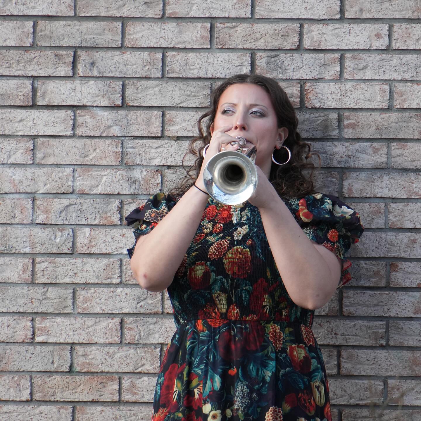Pondering my next meal 🎂🍩🎺
•
📸 by @fordclarinet
💄by @vienna_tango
•
#headshots #headshot #trumpetplayer #whatsforlunch #snacktime