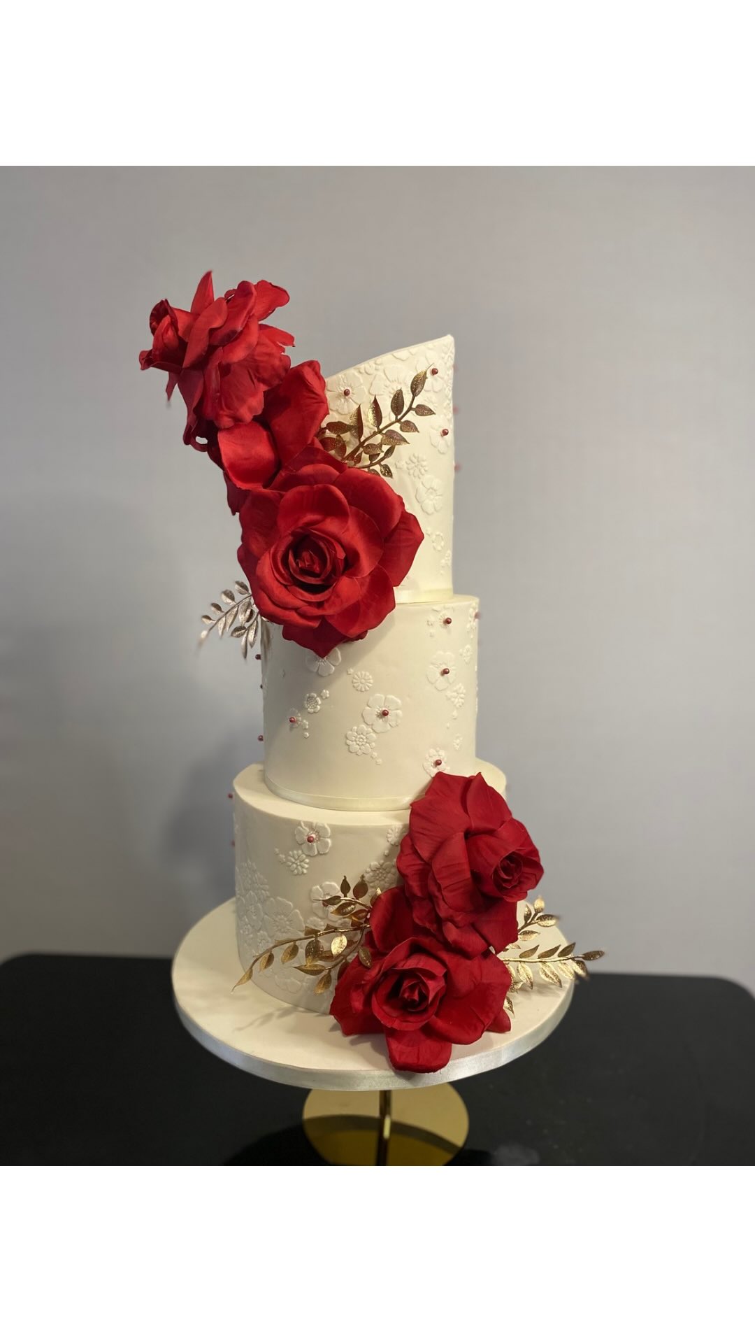 That moment when the sketch finally becomes the cake design you dreamed up… pure magic.
Here’s the design that lived in my Procreate for weeks…
This is why I love the design stage. You get to play, explore, adjust… then watch it come to life tier by tier.
#julietcakesit
#weddingcakesuk
#ukcakeartist
#leicesterwedding
#romanticweddingcake
#sugarflowers
#luxurycakedesign
#buttercreamcakeart
#2026wedding
#bridetobeuk
#cakedesigner
#cakedesignprocess
#procreatedesign