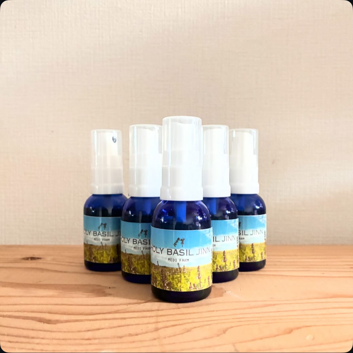 *
再入荷しました
ホーリーバジルジン🌿
天然フレグランス専門家『Bariberry』さん
@bariberry_
とのコラボ商品です。
Bariberryさん一押しの植物ベチバーと
うちの一押しのホ―リーバジルをミックスさせて
生まれた商品『ホーリーバジルジン』
原料となっているベチバーはイネ科の植物。
蚊・ゴキブリ・ダニなどの虫よけとして
使われていた植物の根っこです。
そこにホーリーバジルがプラスされた
最強アイテムとして、2年前から販売しているアイテムの
一つ
この商品ホーリーバジルジン
ポイントは下記の通り
↓
天然100%
すっきりした香りのフレグランス
喉チャクラ活性化
虫除け
浄化
非加熱・未精製の商品
素材はすべて国産自然栽培
安心素材に拘っていますので、
身体への優しさを求める方には、
『こんなの欲しかった!』と感じて頂いている
商品です。
バリバリーさんの製法は
じっくりと時間をかけて抽出法
自然のエキスがたっぷりとしかも
安心のフレグランスです。
香水が苦手な方にも優しくていい感じ
ぜひお試しあれ🫶
【原材料】
ベチバー・ホーリーバジル・有機エタノール・精油・水
【内容量】20ml
【ご協力】
リベレーションブランド バリバリー
https://lit.link/bariberry
#天然フレグランス
#自然栽培
#organic