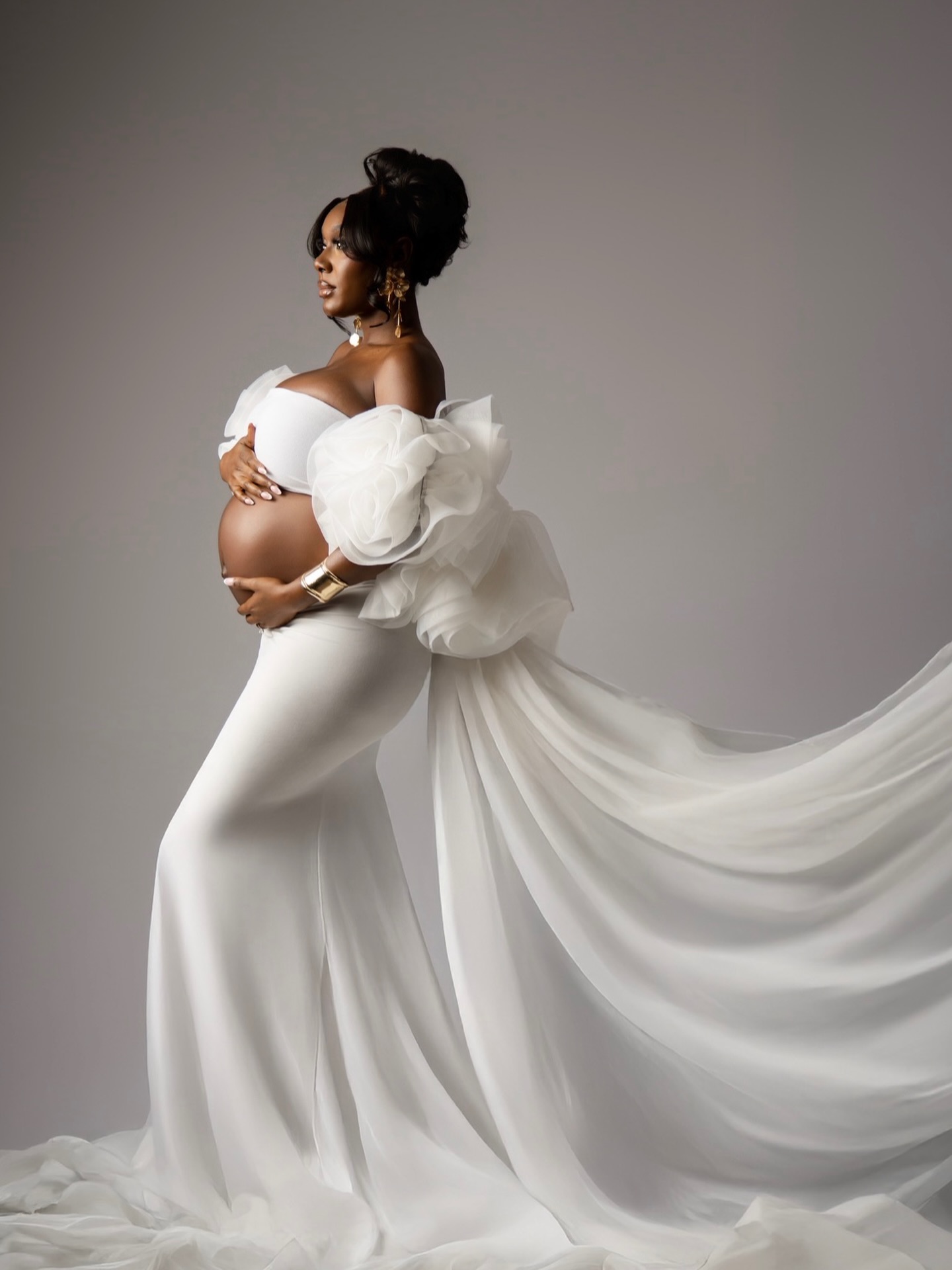 I am so in love with this new custom cape from @kivanci.official ? it’s so versatile and can be used for maternity, motherhood , fashion and boudoir!
? @Kindaarzonphotography #chicagomaternityphotographer