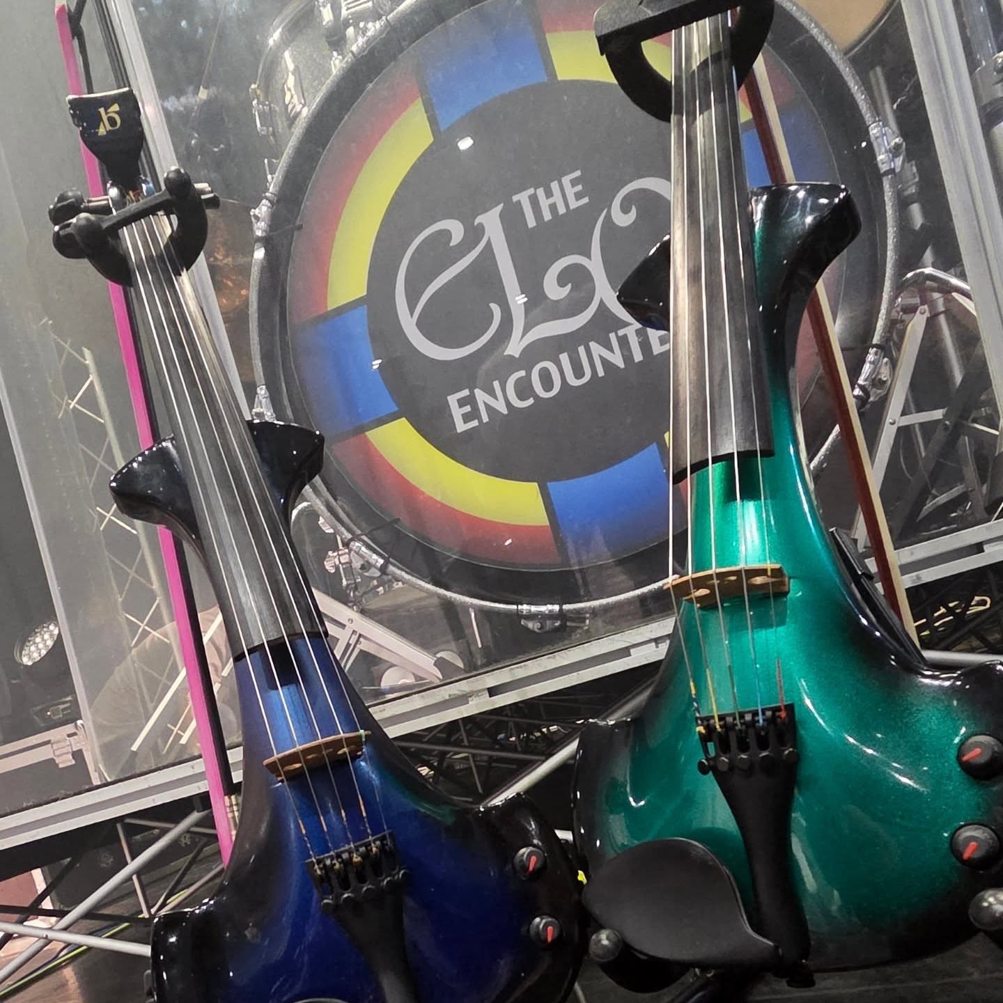 @swe_violingirl twice as much fun 😂💙💚
.
.
.
#keepmusiclive #bridgeviolins #electricvioinist #violinistsofinstagram #electricviolin