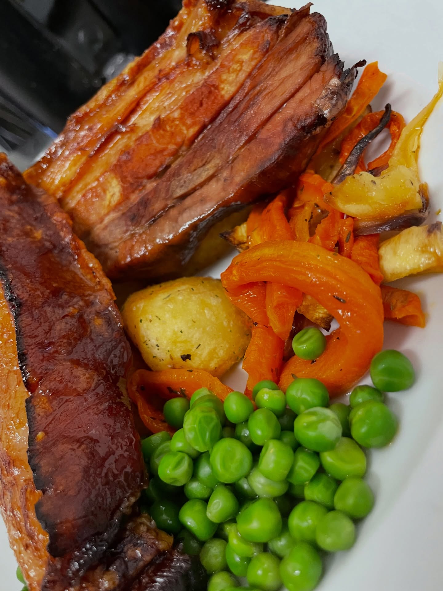 Rainy afternoon plans? Sorted. 🌧️🍽️
Nothing hits the spot like a proper Sunday Roast near Richmond Park — crispy roast pork (or juicy chicken), golden roasties, seasonal veg, rich gravy, and all the cosy vibes you need when the weather turns grey.
Perfect comfort food after a walk in the park… or just an excuse to stay warm indoors. 🐷🐔✨
📍Near Richmond Park
🍷Best enjoyed with a glass of red (or a pint!)
#SundayRoast #RichmondPark #RoastPork #RoastChicken #RainyDayEats ComfortFood LondonFoodie WeekendVibes CosySunday