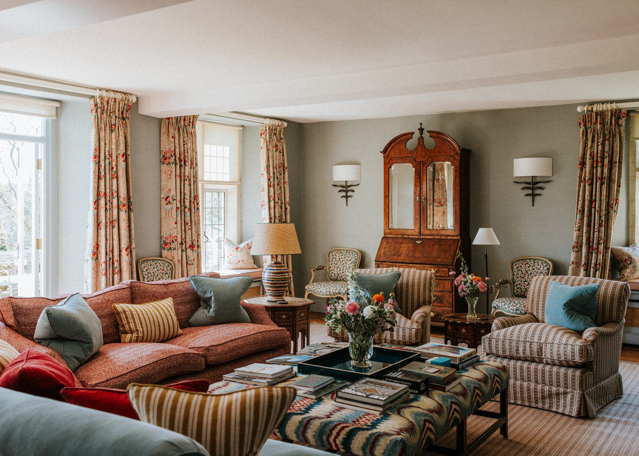 Afternoon tea, newspapers, a movie and a roaring fire🔥. The perfect Sunday.