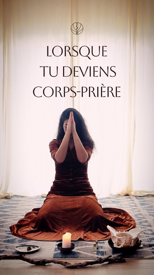 ⛩️ Après la traversée des trois portails du Parcours de la Trame du Bassin, des mémoires se relâchent. La continuité se restaure. L’énergie circule autrement. Alors, le corps se souvient et le Corps-Prière devient possible.
🕯 Le Corps-Prière est un état du corps de présence et réceptivité qui apparaît lorsque la sécurité est restaurée et que l’énergie de vie circule sans être retenue ni dirigée.
C'est le moment où la tête ne cherche plus à comprendre ni à se libérer, ce moment où il est libre dans son expression, quoi qu'il traverse.
⚠️ C’est une offrande spontanée du vivant à travers la chair. Il émerge quand il accepte de ne pas savoir et surtout ne cherche pas/plus à dompter la polarité de la force vitale qui se présente sinon, il y a encore tentative de contrôle et résistance à ce qui EST.
Chaque femme y manifeste ses prières propres, uniques, nées d’un bassin habité et d’un féminin redevenu MATRICE CRÉATRICE ○●
Capable de contenir le vide & le plein
Capable de contenir la vie & la mort
Le bassin est :
• non sexualisé,
• non performatif
• non dissocié
Les Corps-Prières différent aussi selon la phase du cycle menstruel de la femme puisqu'il est impossible de dissocier cet aspect de son énergie vitale.
🕯Le but du Corps-Prière :
- se relier au Divin
- s'ancrer dans la chair
- être capable de se voir sans plus se fuir
- laisser l’énergie s’incarner dans une forme vivante du féminin incarné
- laisser le langage ancien corpo-énergétique se manifester
Chaque Corps-Prière est unique parce que chaque corps porte une histoire différente, a retenu l’énergie différemment, s’ouvre à son propre rythme.
Il n’y a donc :
• aucune forme correcte,
• aucun mouvement attendu,
• aucune prière modèle.
Je me languis, me réjouis de découvrir VOS CORPS-PRIÈRES. UNIQUES. INTIMES. DIVINS. VULNÉRABLES. AUTHENTIQUES. PUISSANTS. Dans leurs vérités, offerts à plus grand.
Je vous partage le mien, à quelques jours de mes lunes, face à cet aspect de moi qui m’a tant enseignée, que j’ai longtemps rejeté, et qui m’apprend aujourd’hui qu’il n’y a rien à craindre de sa moitié d’ombre, car elle contient toujours son autre moitié de lumière.
De tout cœur,
Andrea